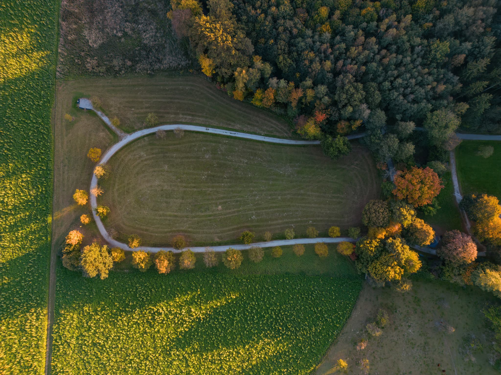 Kurpark Bad Griesbach, Passau, Niederbayern, Rottal - Kurpark Bad Griesbach im Rottal, Niederbayern, Deutschland. Rundweg umgeben von grünen Wiesen und Wald. Perfekte Naturerholung im Herzen des Bäderdreiecks.