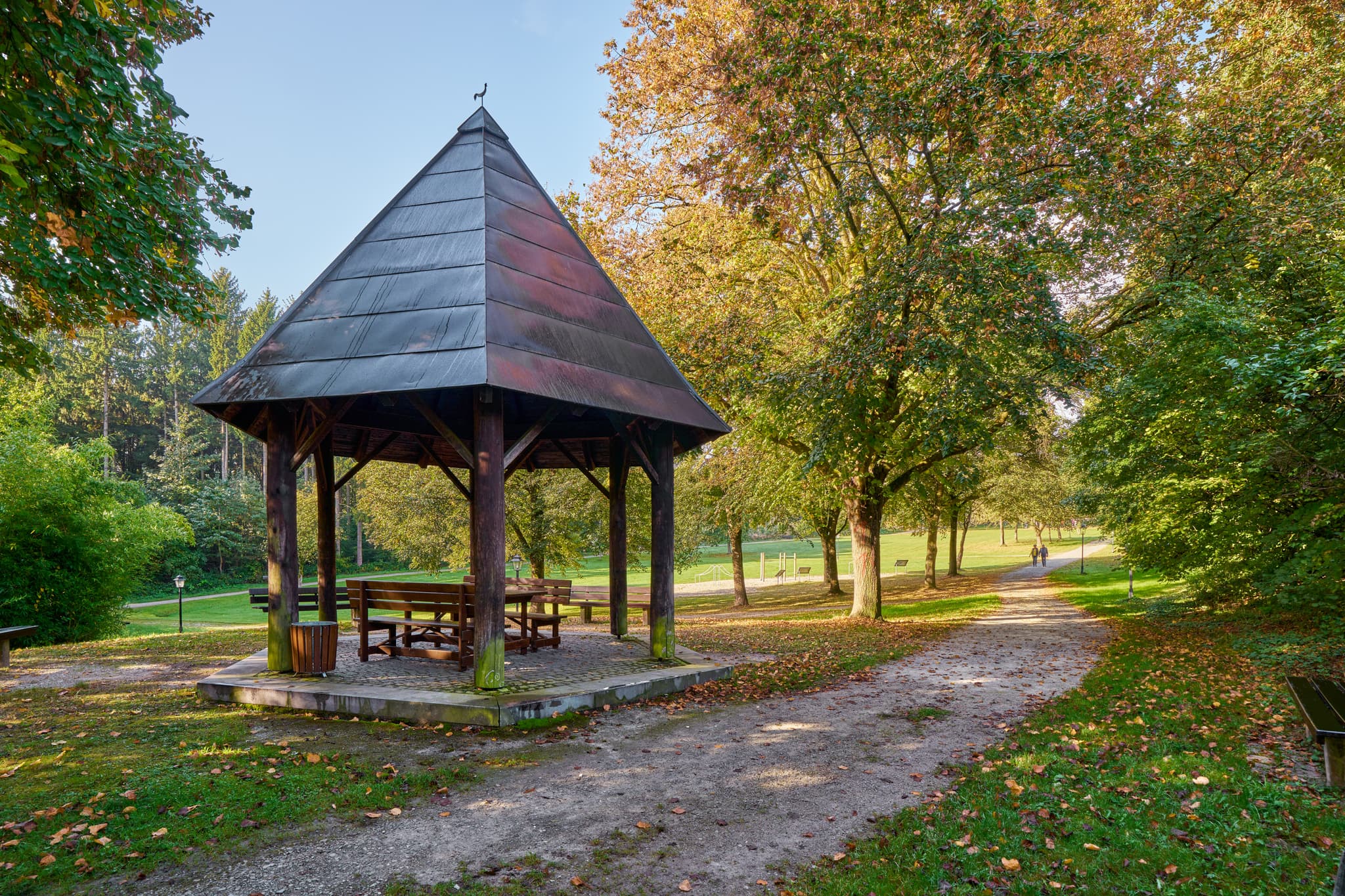 Kurpark Herbst Bad Griesbach, Landkreis Passau, Rottal - Entdecken Sie den Kurpark in Bad Griesbach im Rottal. Dieser idyllische Ort in Niederbayern, Deutschland, lädt mit seinem Pavillon und den Herbstfarben ein.