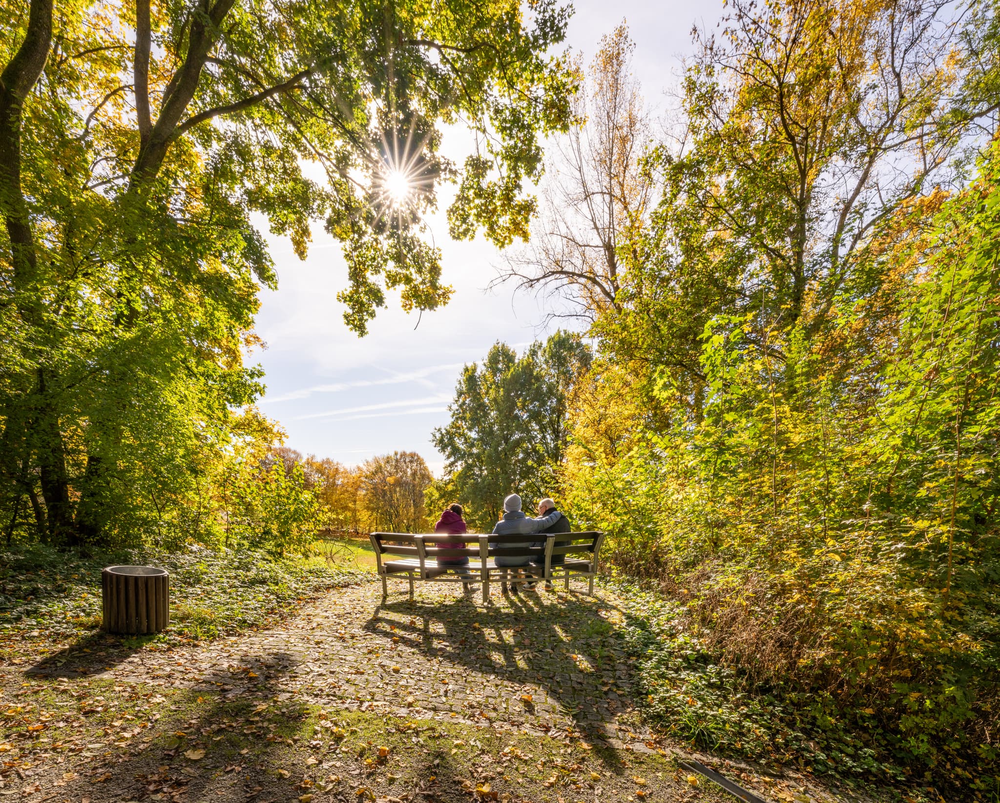Kurpark Herbst, Bad Griesbach, Passau, Niederbayern - Herbstliche Impressionen aus dem Kurpark Bad Griesbach im Rottal, Landkreis Passau, Niederbayern, Deutschland. Einladende Bänke zum Verweilen.