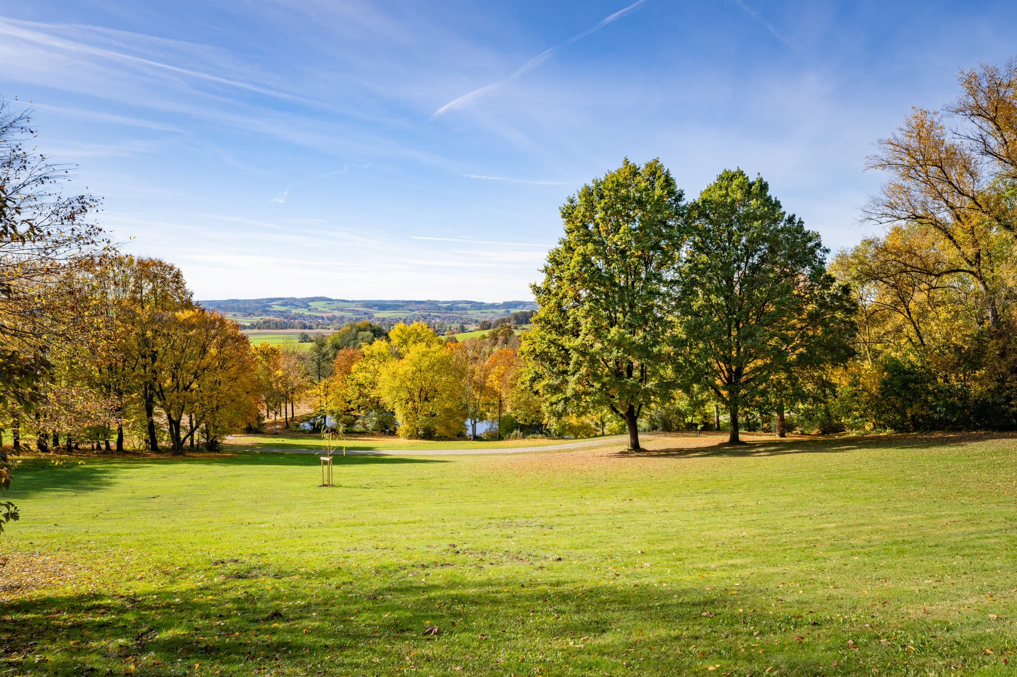 Kurpark Herbst Bad Griesbach, Passau, Niederbayern, Rottal - Herbst im Kurpark Bad Griesbach im Rottal. Bunte Bäume und weite Wiesen in Niederbayern, Deutschland. Erholsames Ambiente bei optimalem Wetter.