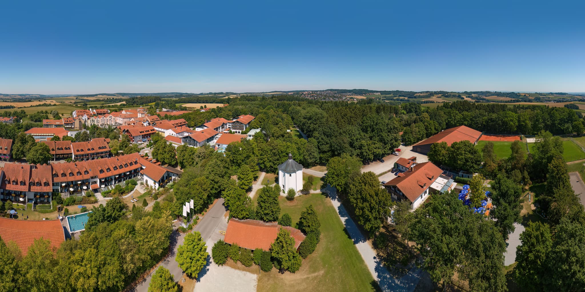 Kurpark Luftbild, Bad Griesbach, Passau, Niederbayern - Luftbild des Kurparks in Bad Griesbach, Landkreis Passau, Niederbayern, im Herzen des Bäderdreiecks, Deutschland. Eine idyllische Ansicht.