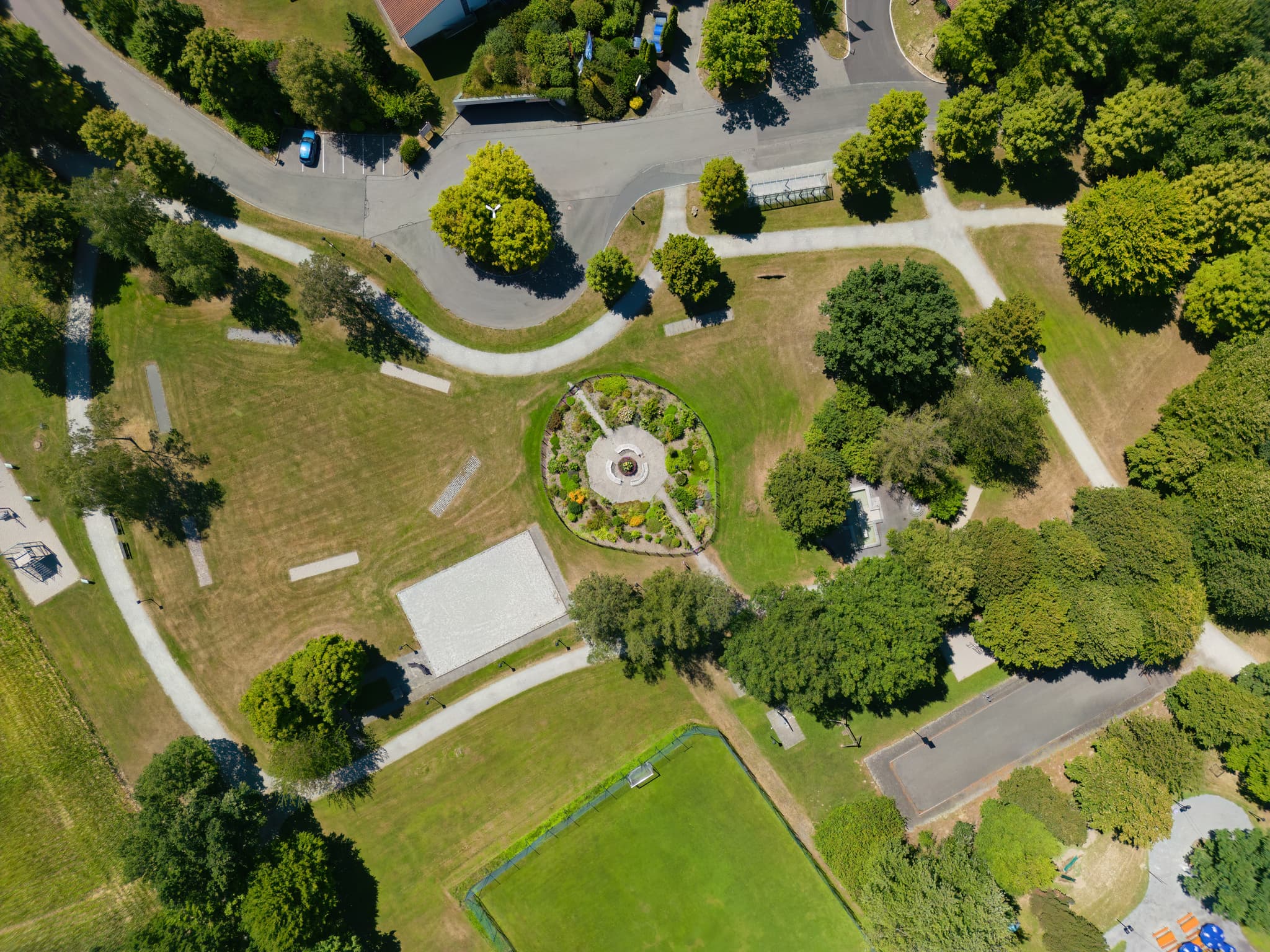 Kurpark, Luftbild Bad Griesbach, Passau, Niederbayern - Luftaufnahme des Kurparks in Bad Griesbach, Landkreis Passau, Niederbayern, Deutschland. Die Region Rottal, auch bekannt als Bäderdreieck, bietet Entspannung.