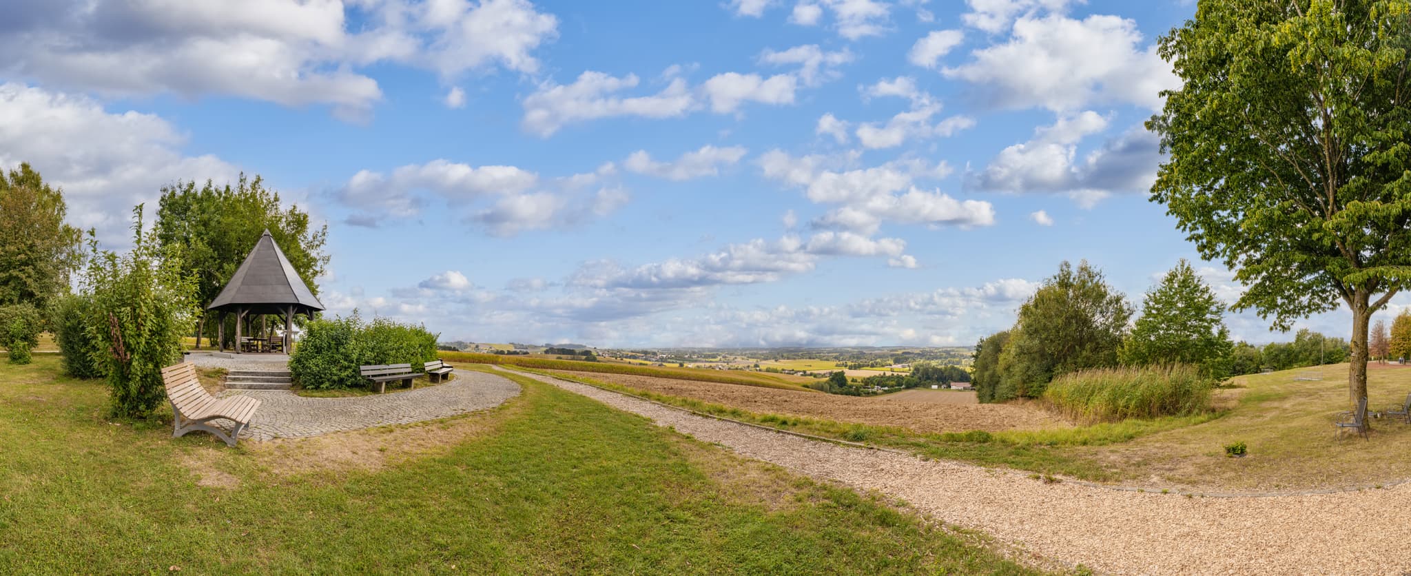 Kurpark Pavillon Bad Griesbach, Passau, Niederbayern, Rottal - Idyllischer Aussichtspavillon im Kurpark Bad Griesbach, Landkreis Passau, Niederbayern. Genießen Sie weite Panoramablicke über die Region Rottal in Deutschland.