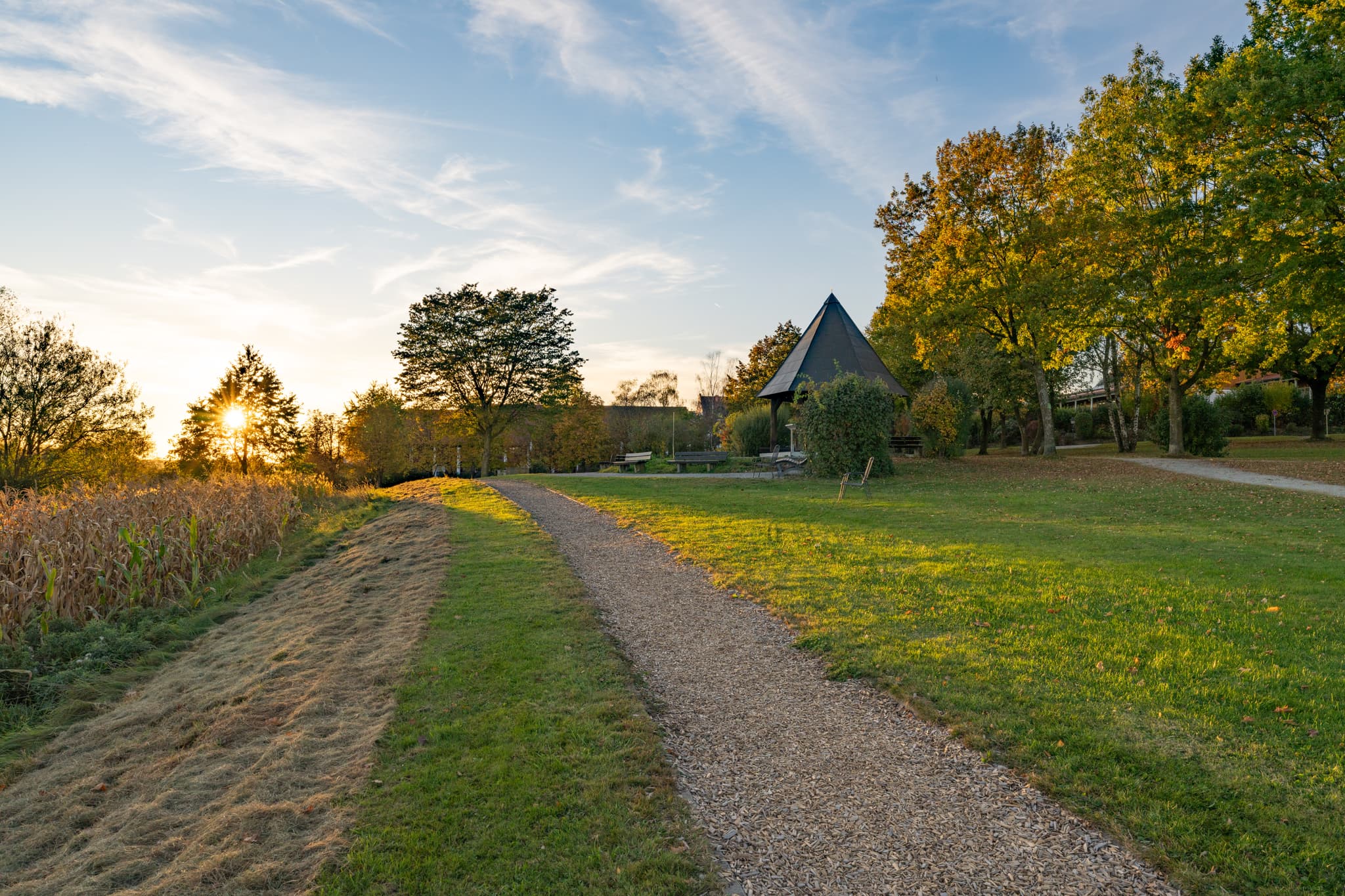 Kurpark Sonnenuntergang Bad Griesbach, Passau, Niederbayern - Idyllischer Herbstsonnenuntergang im Kurpark von Bad Griesbach im Landkreis Passau, Niederbayern. Die Region Rottal lädt zur Erholung ein.