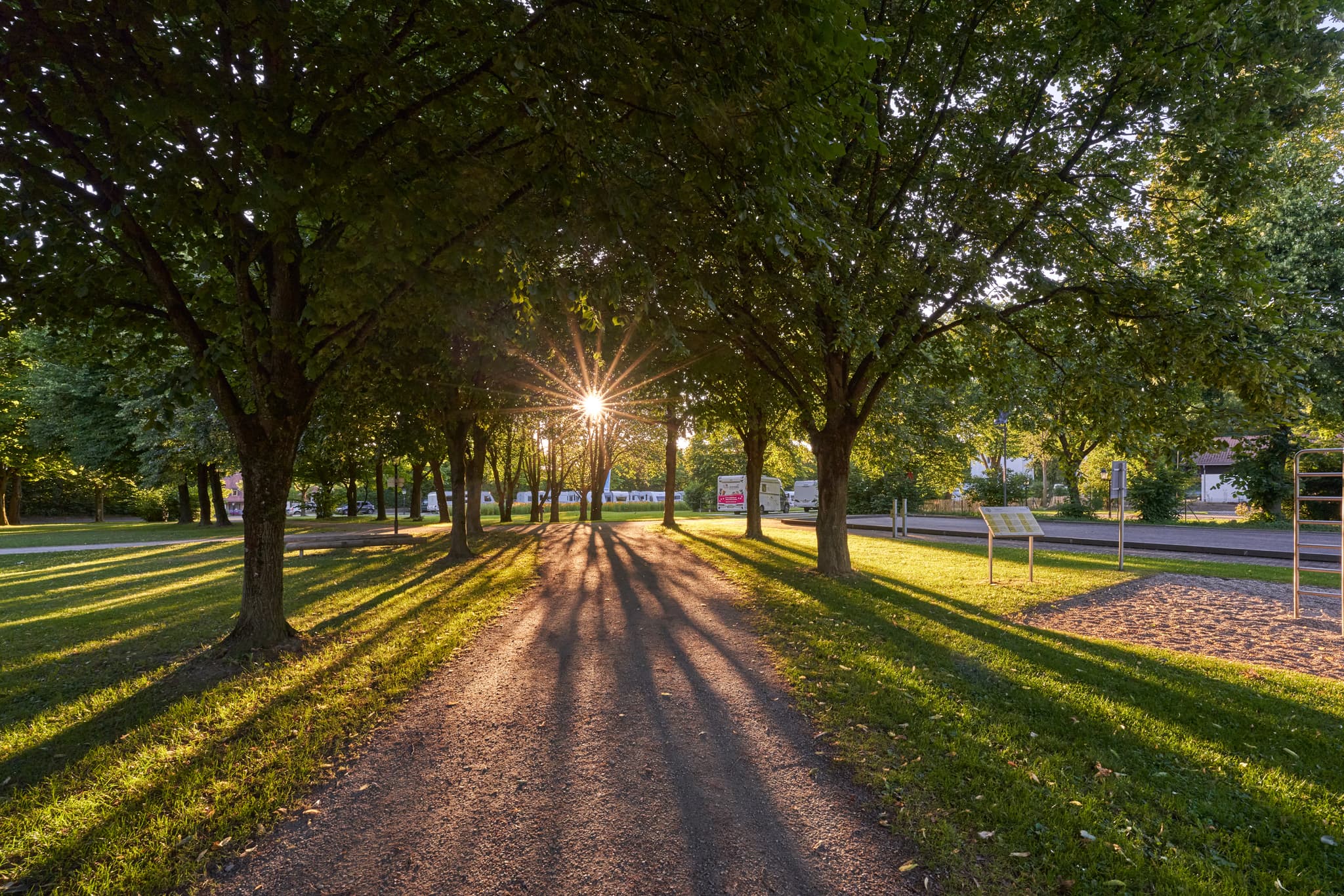 Kurpark Wege in Bad Griesbach, Passau, Niederbayern, Rottal - Kurparkwege in Bad Griesbach im Rottal, Landkreis Passau, Niederbayern, Deutschland. Einladende Atmosphäre für Erholung und Spaziergänge.
