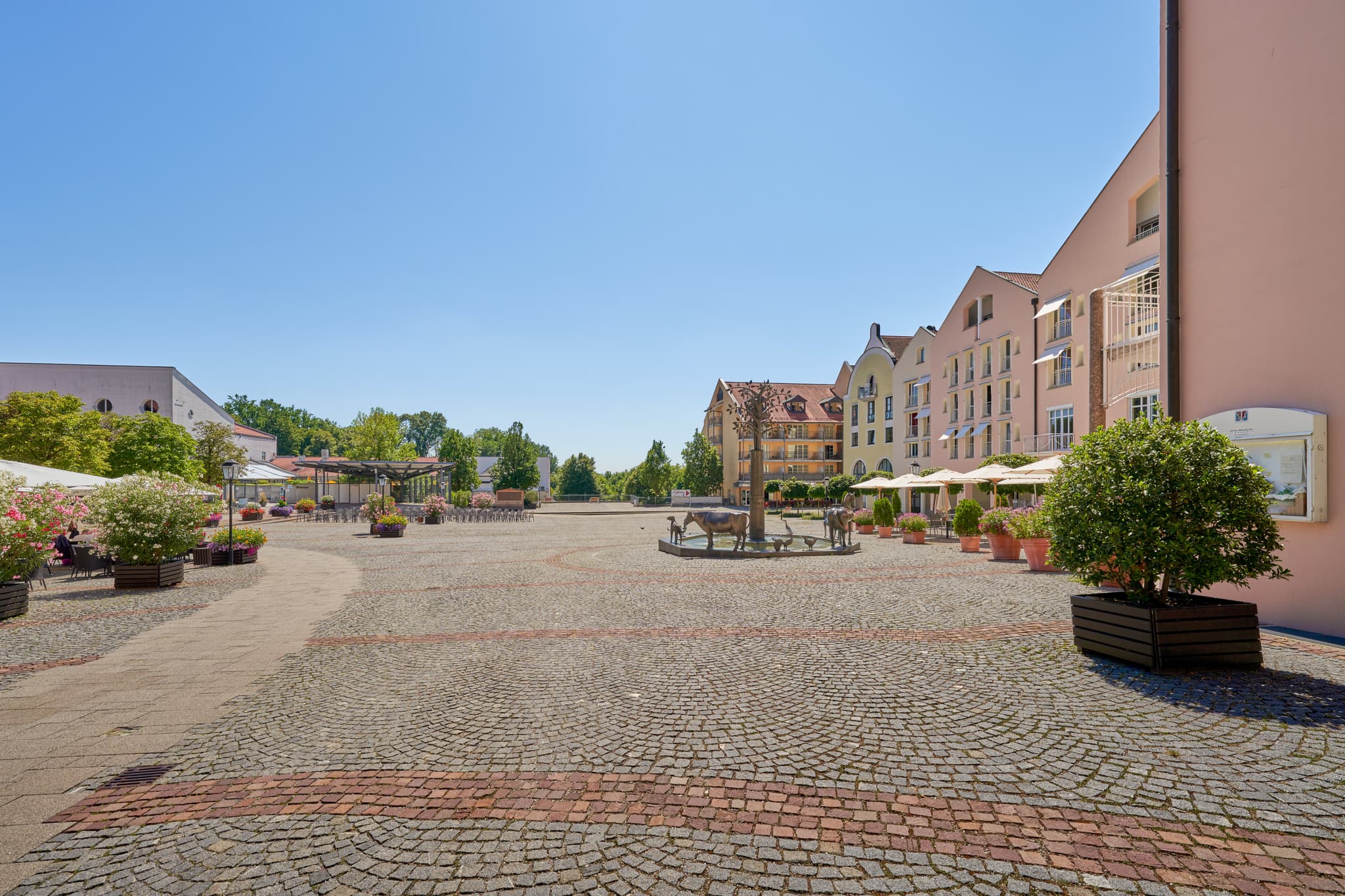 Kurplatz Bad Griesbach, Passau, Niederbayern, Bäderdreieck - Idyllischer Therme Kurplatz in Bad Griesbach im Rottal, Landkreis Passau, Niederbayern, Deutschland. Einladende Atmosphäre im Herzen des Bäderdreiecks.