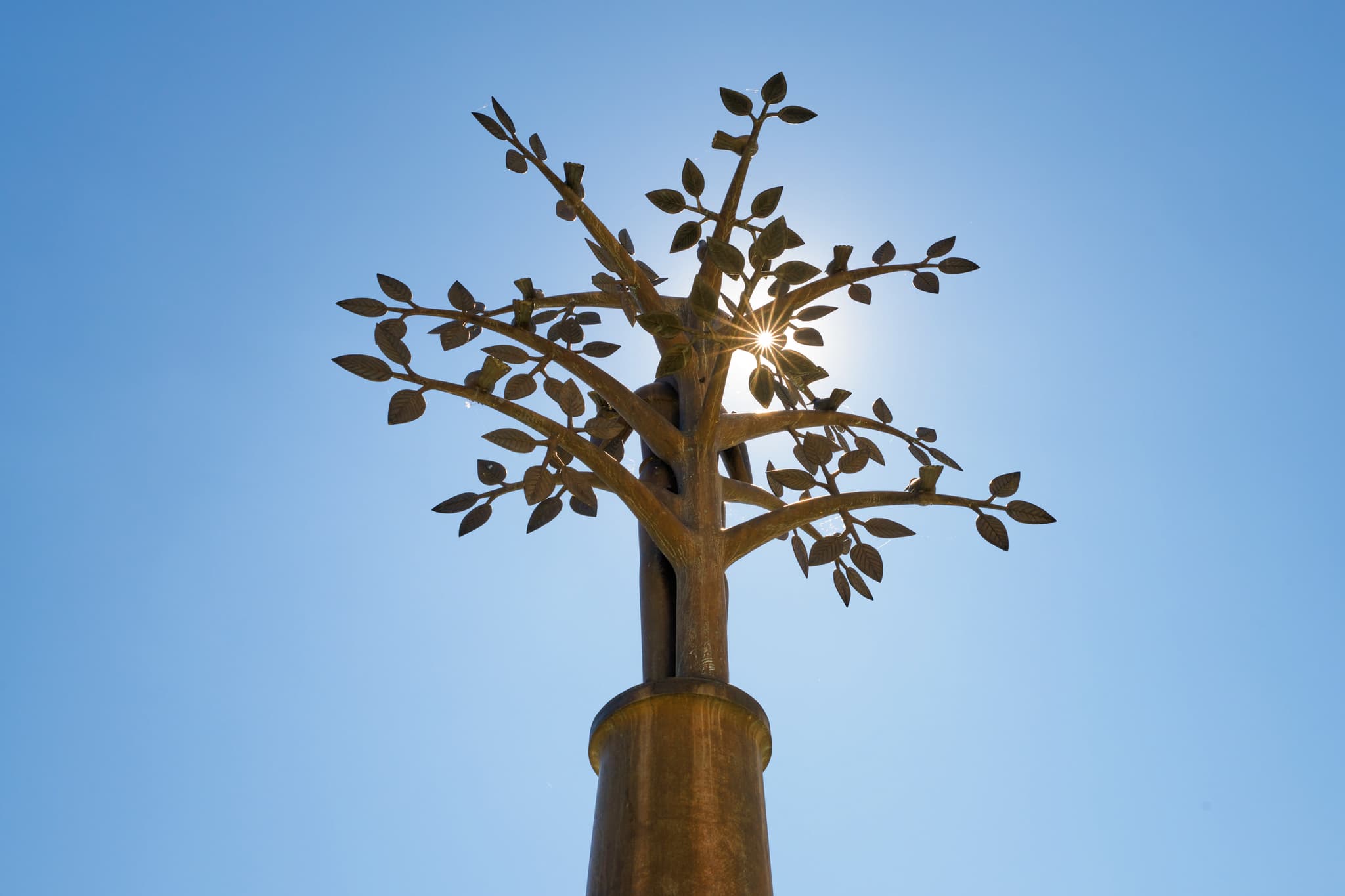 Kurplatz Brunnen Bad Griesbach, Passau, Niederbayern, Rottal - Stilisierte Brunnen Skulptur auf dem Therme Kurplatz in Bad Griesbach im Rottal, Landkreis Passau, Niederbayern, Deutschland. Kunstwerk im Sonnenlicht.