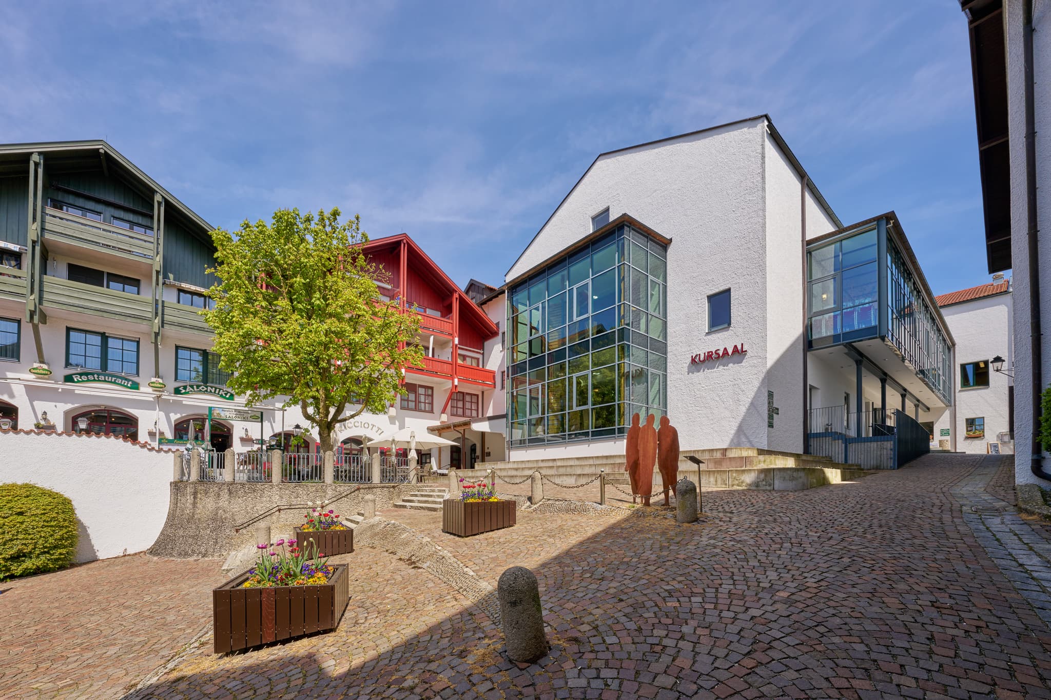 Kursaal Bad Griesbach, Passau, Niederbayern, Rottal - Entdecken Sie den Kursaal und die Therme in Bad Griesbach im Rottal, Niederbayern. Ein frühlingshafter Anblick im Herzen des Bäderdreiecks in Deutschland.