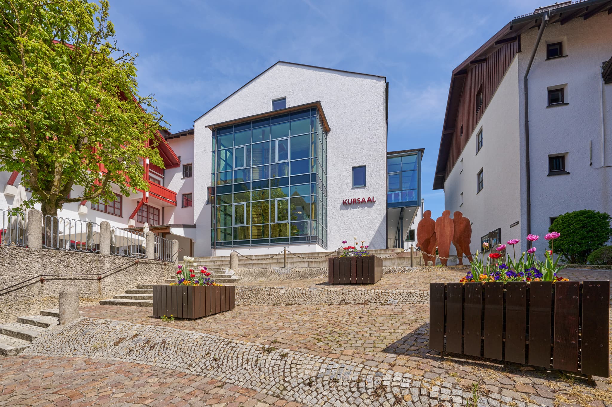 Kursaal Frühling Bad Griesbach im Rottal, Niederbayern - Entdecken Sie den Kursaal in Bad Griesbach im Rottal, Landkreis Passau, Niederbayern, Deutschland. Ein charmantes Frühlingsmotiv im Herzen des Bäderdreiecks.