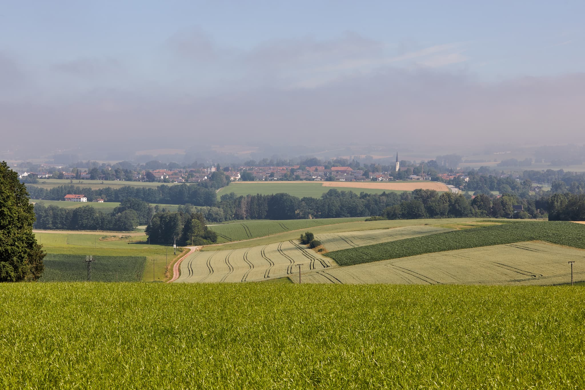 Landschaft Glatzberg Aussicht, Mühldorf am Inn, Oberbayern - Landschaftsaufnahme von Glatzberg Aussicht in Heldenstein, Mühldorf am Inn, Oberbayern. Felder und Bäume prägen die Inn-Salzach Region in Deutschland.