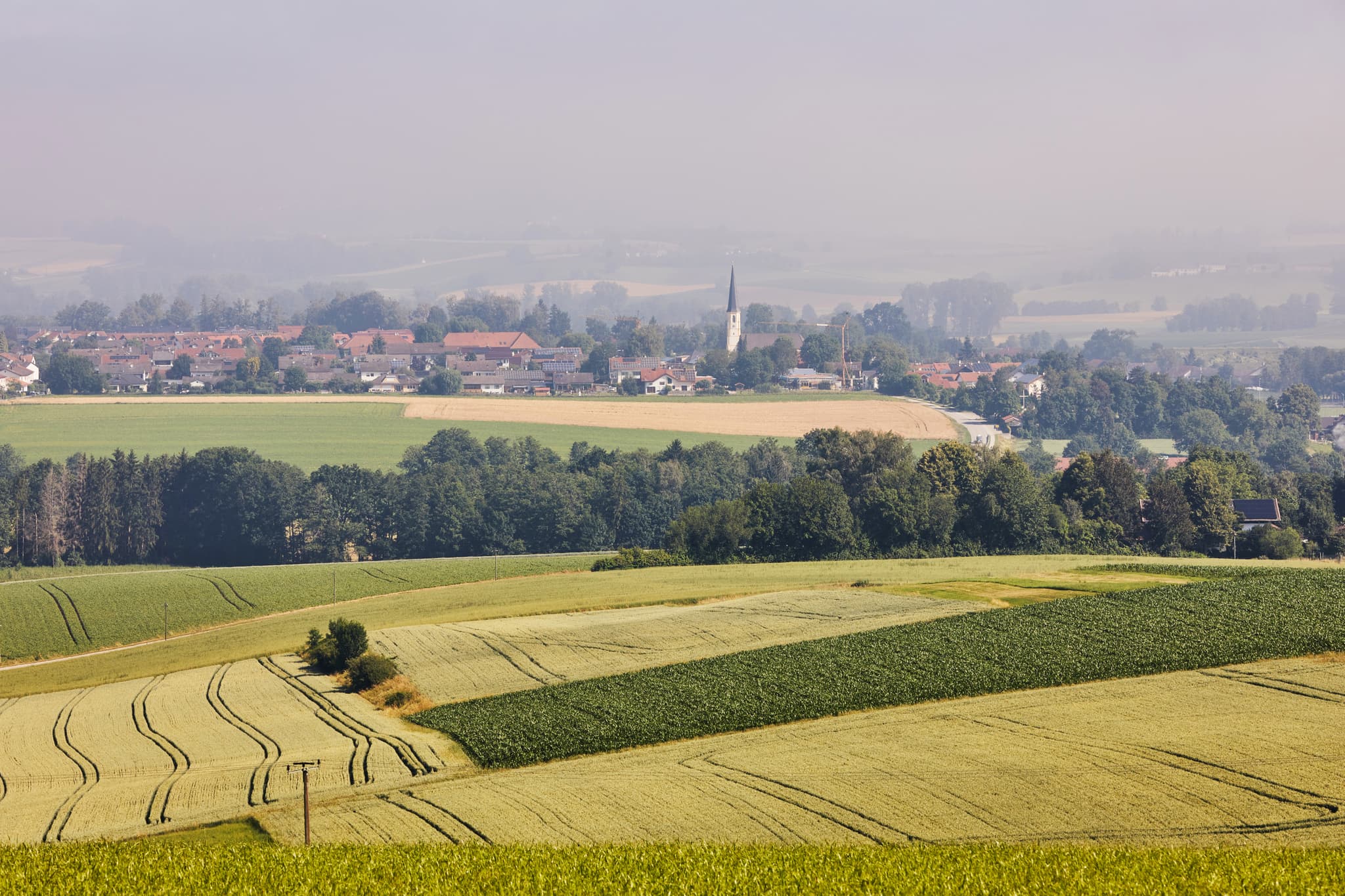 Landschaft Glatzberg Aussicht, Mühldorf am Inn, Oberbayern - Landschaftsaufnahme von Glatzberg Aussicht in Heldenstein, Mühldorf am Inn, Oberbayern. Felder und Bäume prägen die Inn-Salzach Region in Deutschland.