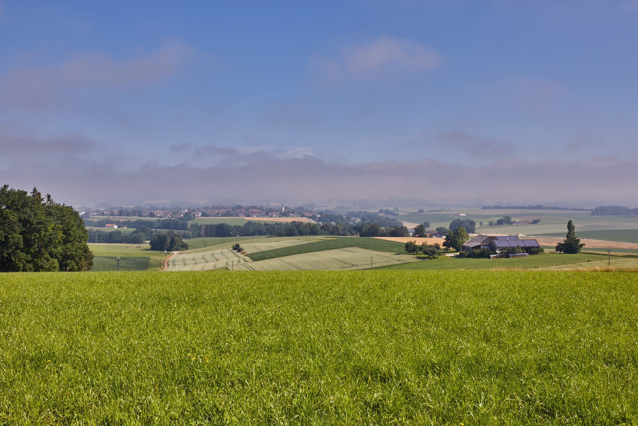 Landschaft Glatzberg Aussicht, Mühldorf am Inn, Oberbayern - Landschaftsaufnahme von Glatzberg Aussicht in Heldenstein, Mühldorf am Inn, Oberbayern. Felder und Bäume prägen die Inn-Salzach Region in Deutschland.