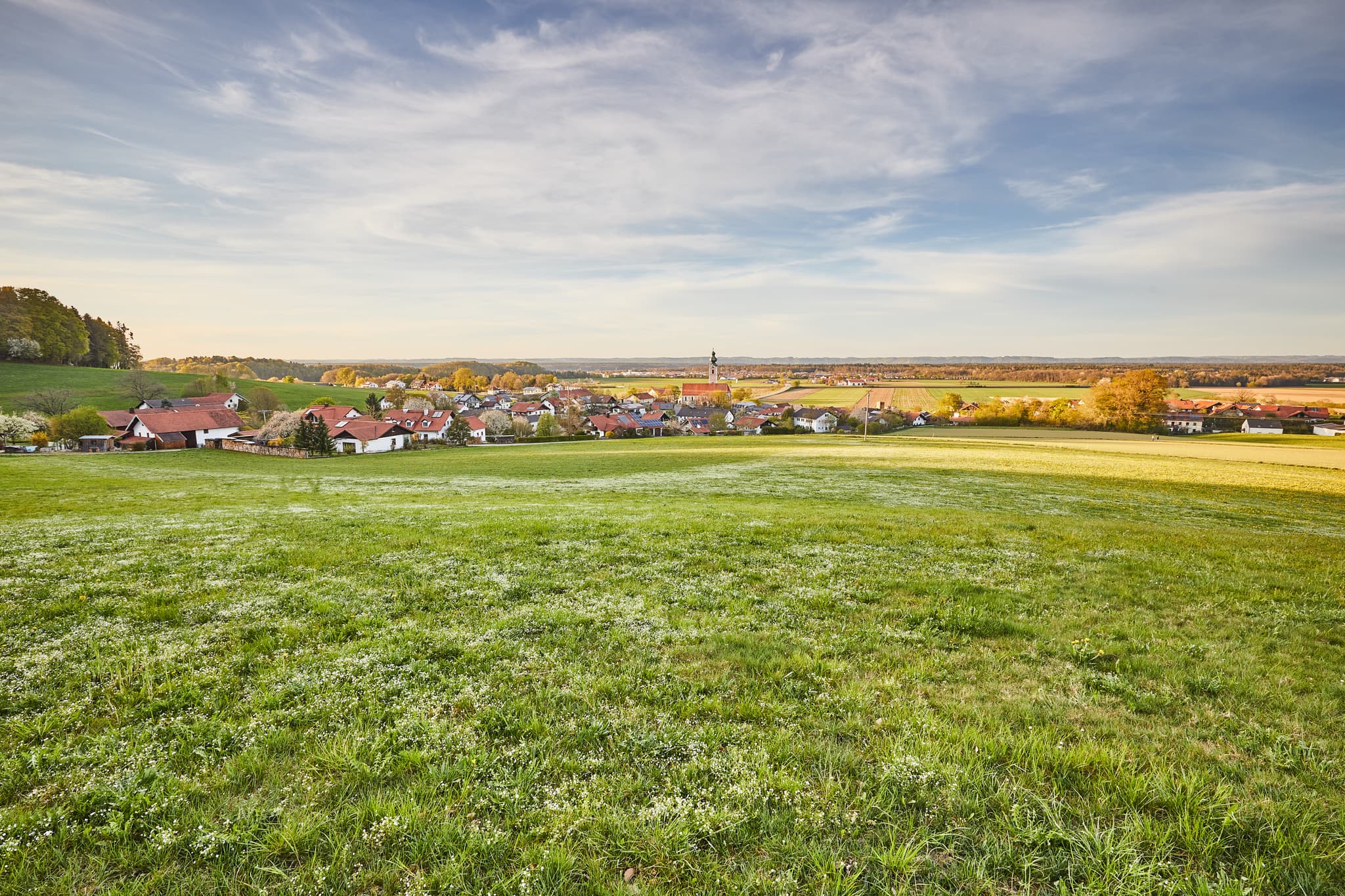 Landschaft Hörndlweg, Mehring, Altötting, Oberbayern - Panoramaaufnahme der Landschaft am Hörndlweg, Mehring, Altötting. Grüne Felder, Dorf und sanfte Hügel in Oberbayern, Inn-Salzach, Deutschland.