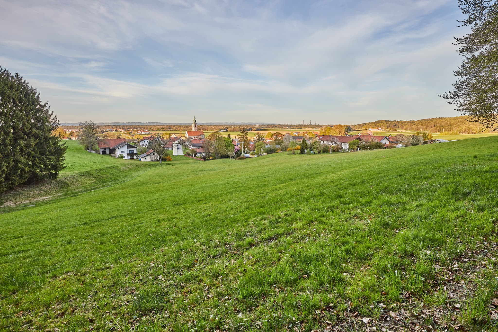 Landschaft in Mehring, Landkreis Altötting, Oberbayern - Panoramablick auf Mehring, Landkreis Altötting, Oberbayern, Region Inn-Salzach, Deutschland, Wiesen und Felder Aussicht Hörndlweg.