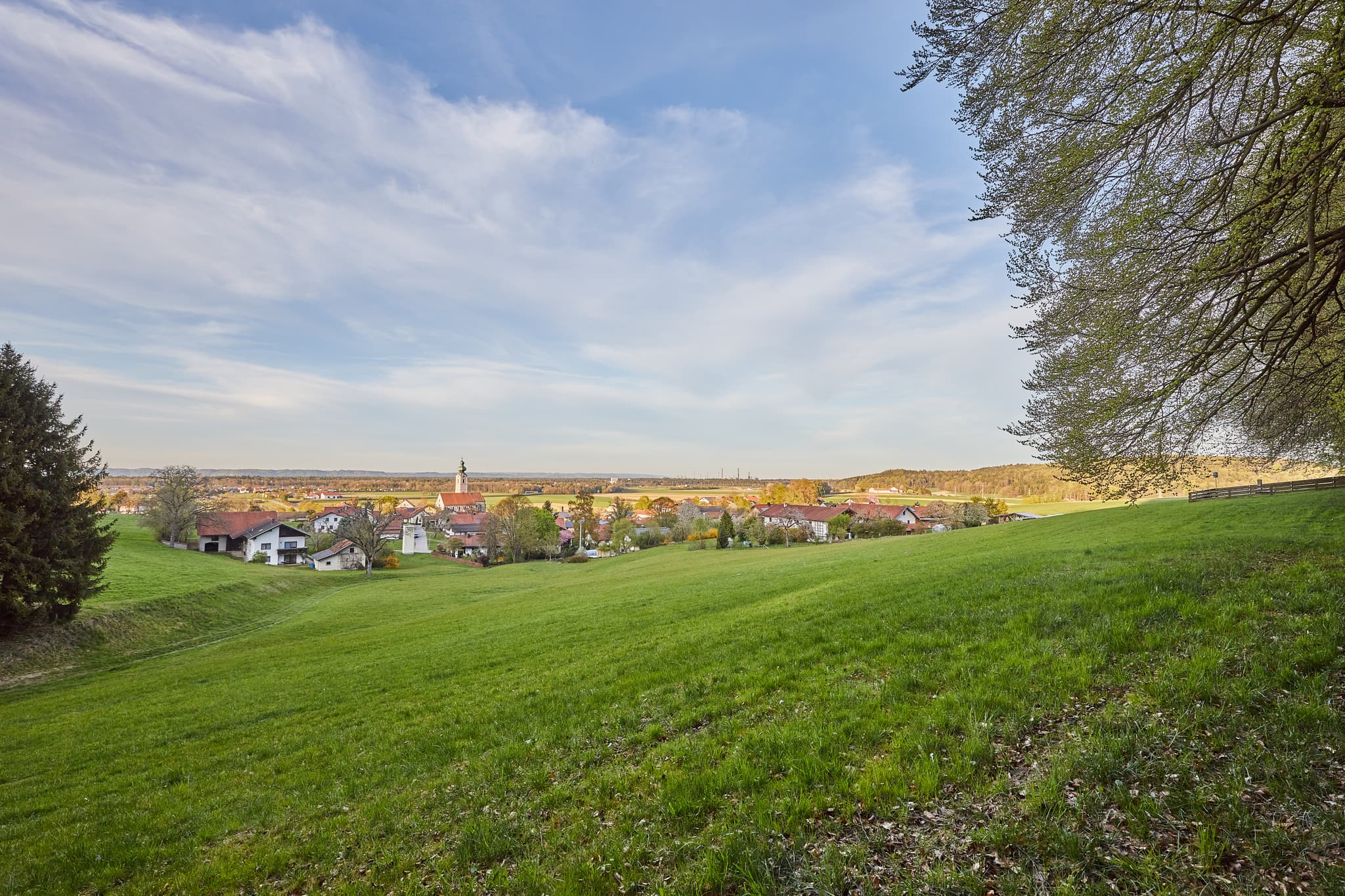 Landschaft in Mehring, Landkreis Altötting, Oberbayern - Panoramablick auf Mehring, Landkreis Altötting, Oberbayern, Region Inn-Salzach, Deutschland, Wiesen und Felder Aussicht Hörndlweg.