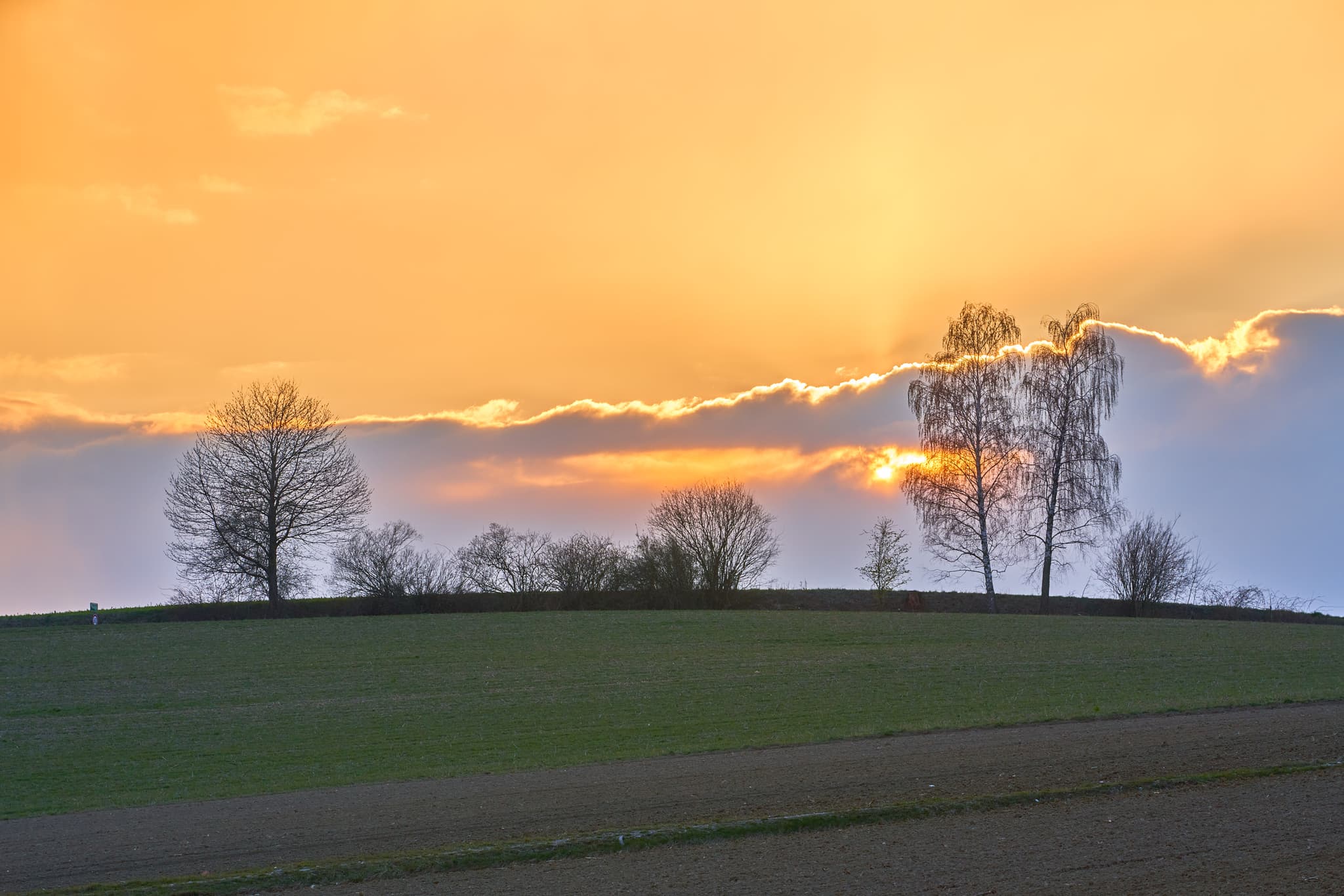 Landschaft in Obereck, Altötting, Oberbayern - Naturlandschaft bei Sonnenuntergang in Obereck, Gemeinde Erlbach, Landkreis Altötting, Oberbayern, Deutschland. Sanfte Hügel der Region Inn-Salzach.