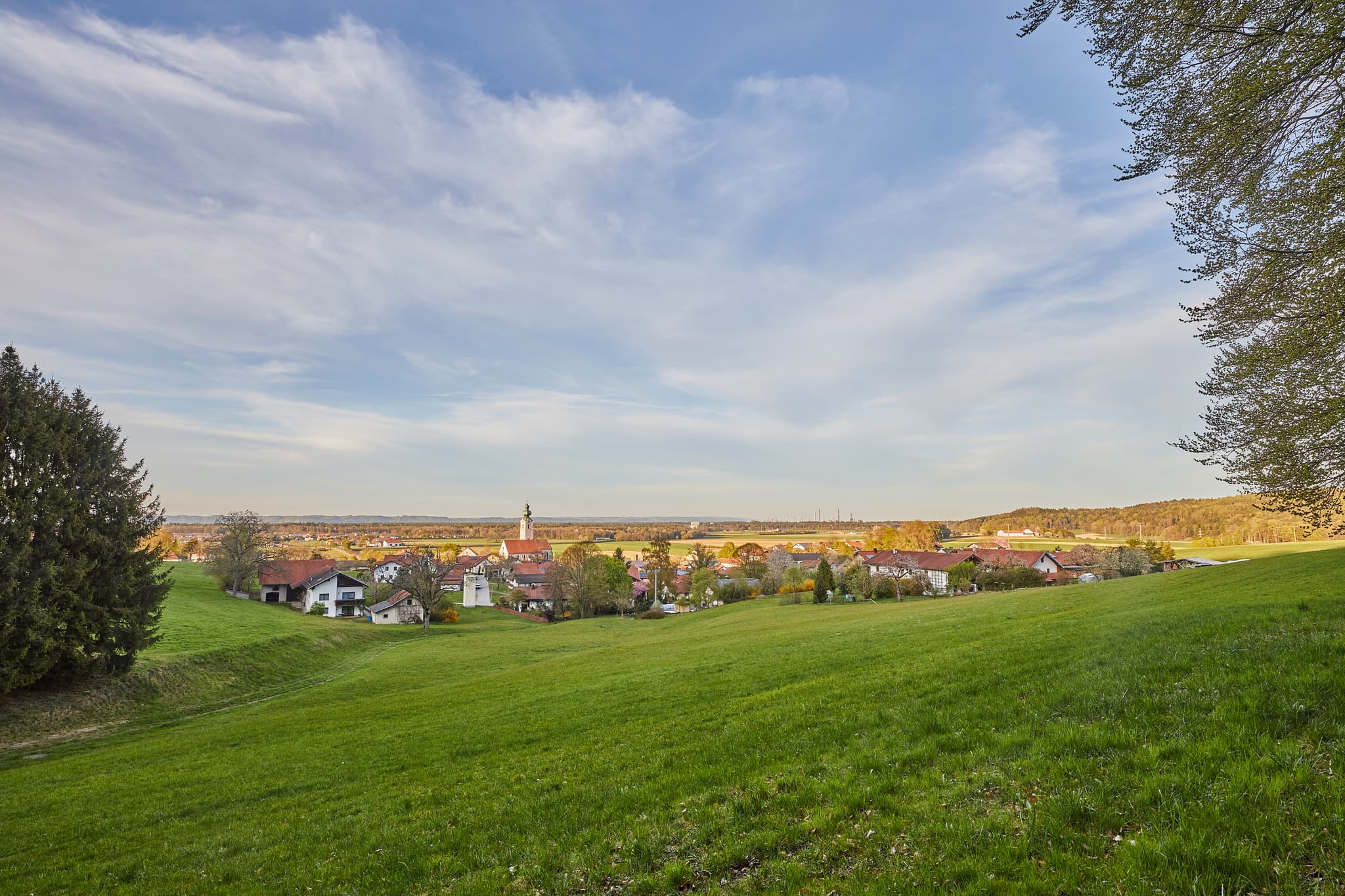 Landschaft mit Ort, Hörndlweg, Altötting, Oberbayern - Blick auf das Hörndlweg in Mehring, Altötting, Oberbayern. Eine grüne Landschaft der Region Inn-Salzach, Deutschland, mit Dorf und Kirche.