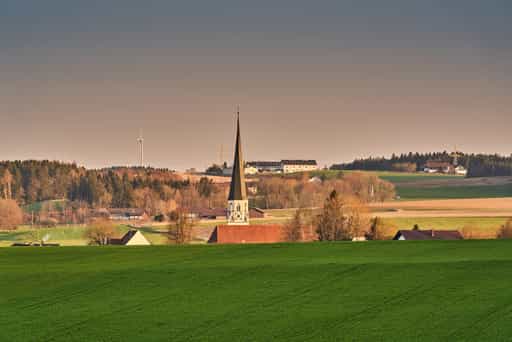 Landschaft Rogglfing mit Kirche, Rottal-Inn, Niederbayern