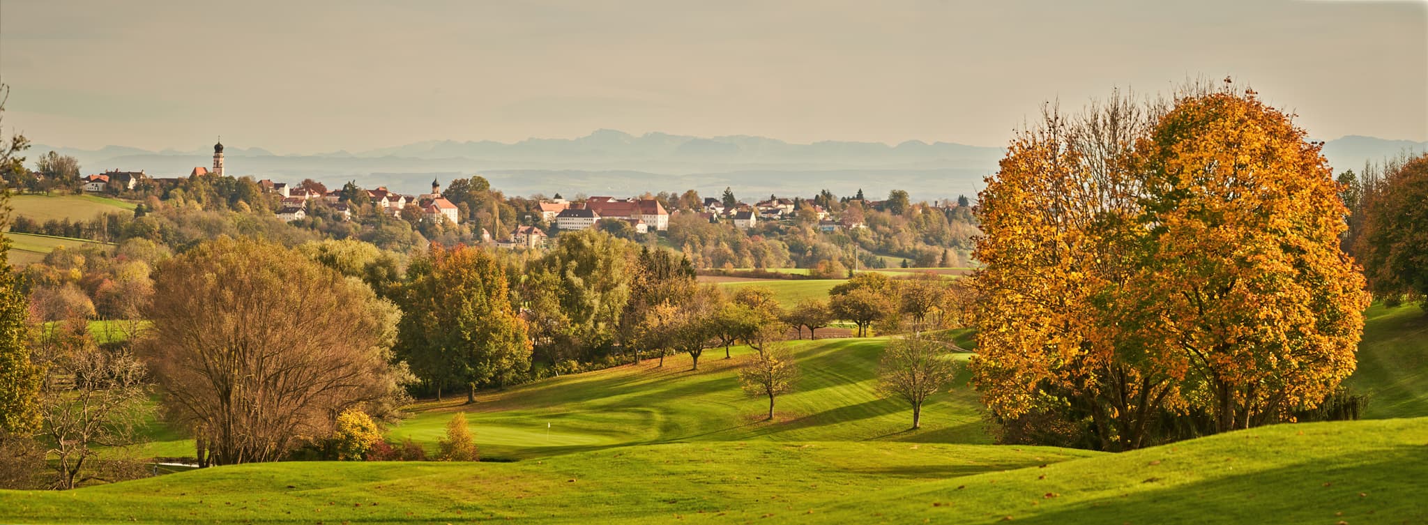 Lederbach Golf Herbst, Bad Griesbach, Passau, Niederbayern - Impressionen vom Lederbach Golfclub in Bad Griesbach, Landkreis Passau, Niederbayern, Deutschland. Herbstliche Farben prägen die Szene im Bayerischen Wald.