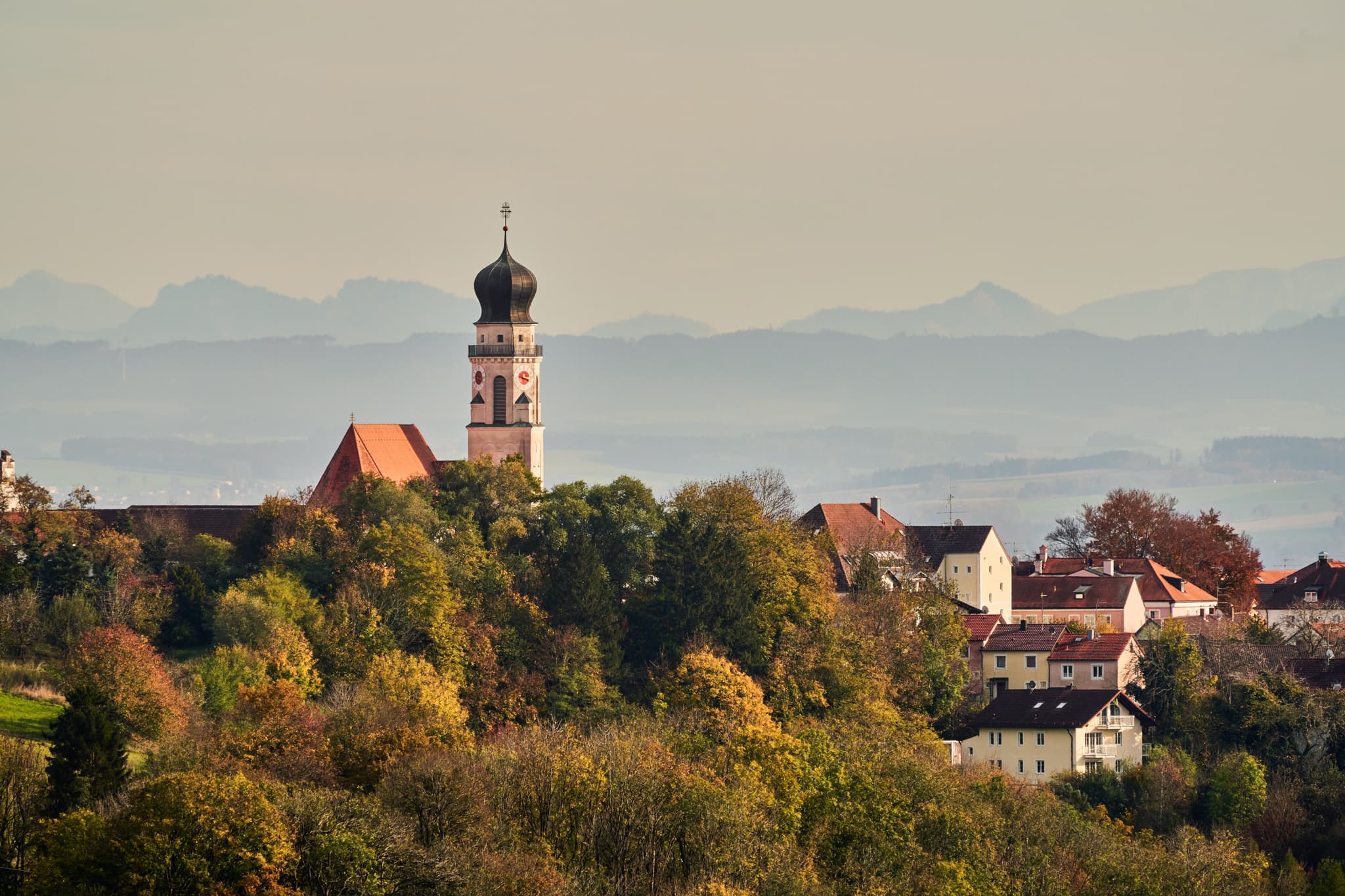 Lederbach Golfclub Herbst, Bad Griesbach, Bäderdreieck - Blick auf den Lederbach Golfclub im Herbst in Bad Griesbach im Landkreis Passau, Niederbayern, Region Bäderdreieck, Deutschland. Eine idyllische Landschaft.