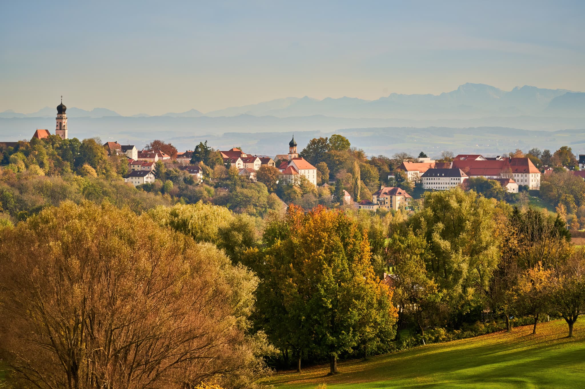 Lederbach Golfclub Herbst, Bad Griesbach, Niederbayern - Herbstliche Impressionen vom Lederbach Golfclub in Bad Griesbach, Landkreis Passau, Niederbayern, Deutschland. Landschaft im Bäderdreieck mit Alpenpanorama.