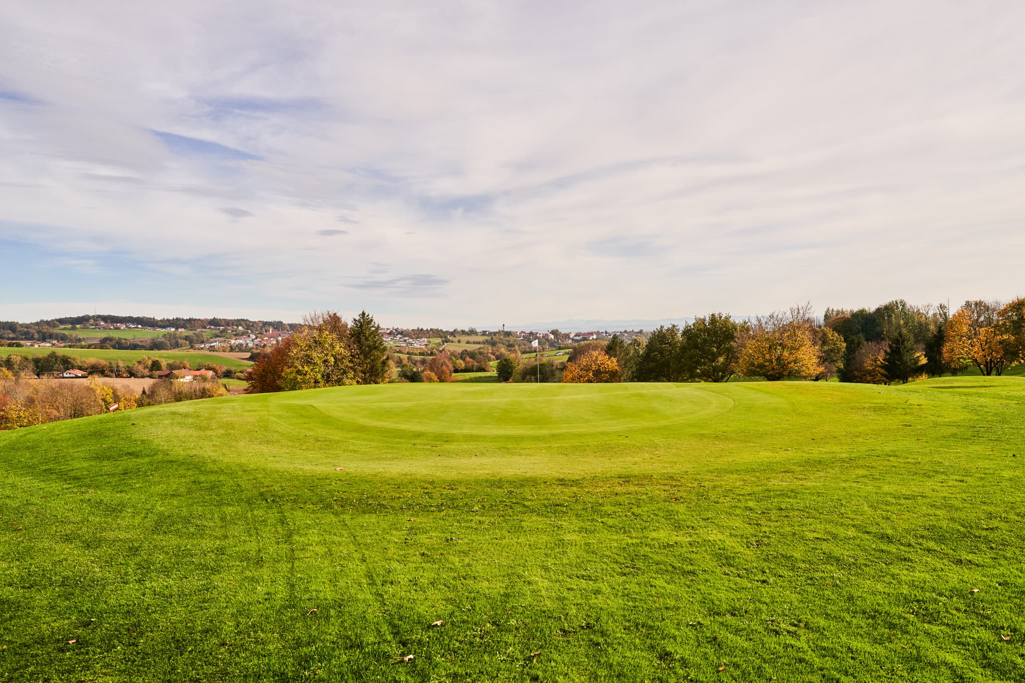 Lederbach Golfclub Herbst, Bad Griesbach, Niederbayern - Lederbach Golfclub im Herbst in Bad Griesbach, Passau, Niederbayern. Die malerische Anlage im Bäderdreieck, Deutschland, bietet eine beeindruckende Kulisse.