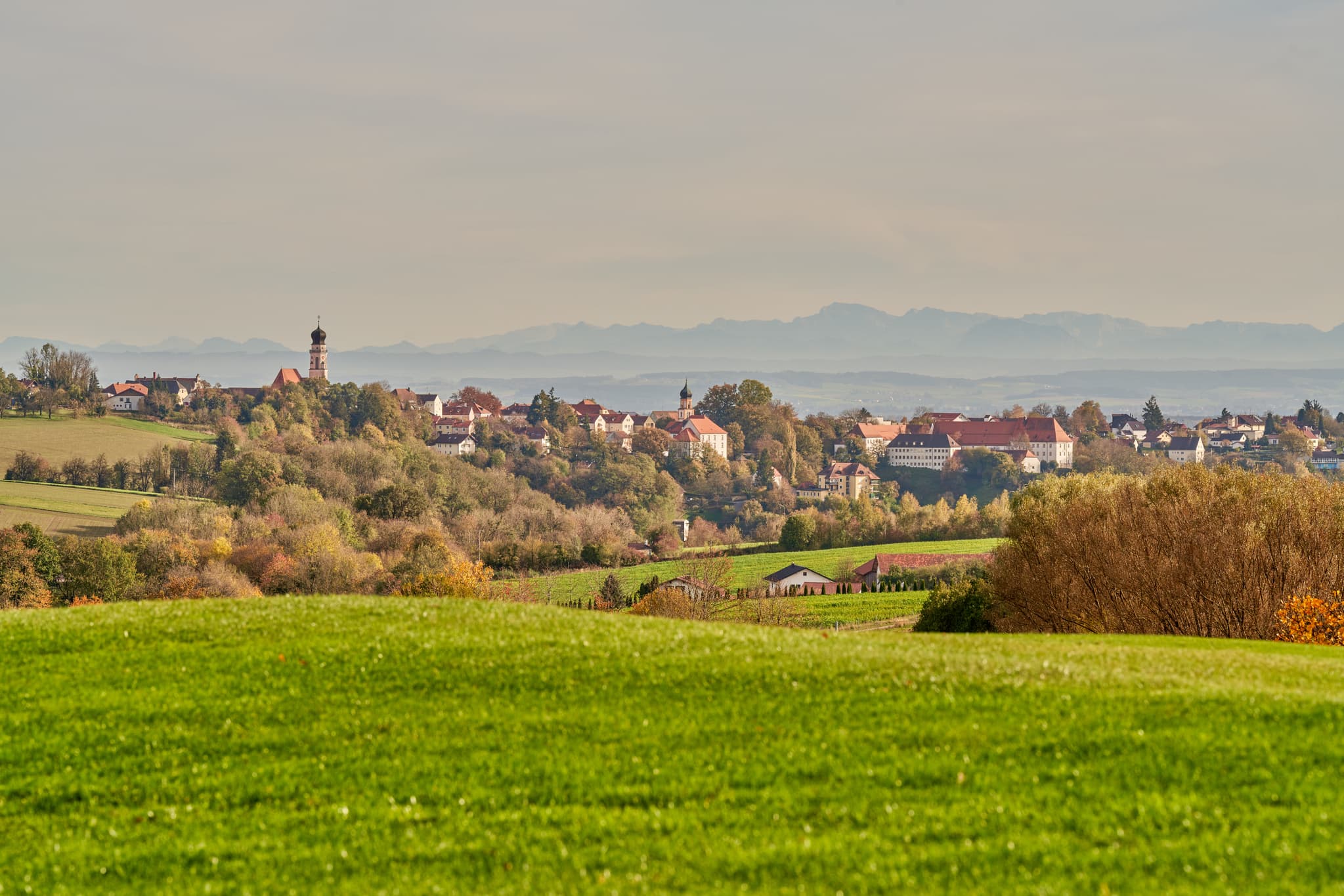 Lederbach Golfclub Herbst, Bad Griesbach, Niederbayern - Idyllische Herbstlandschaft am Lederbach Golfclub in Bad Griesbach, Landkreis Passau. Ein atemberaubender Panoramablick in Niederbayern, Deutschland.