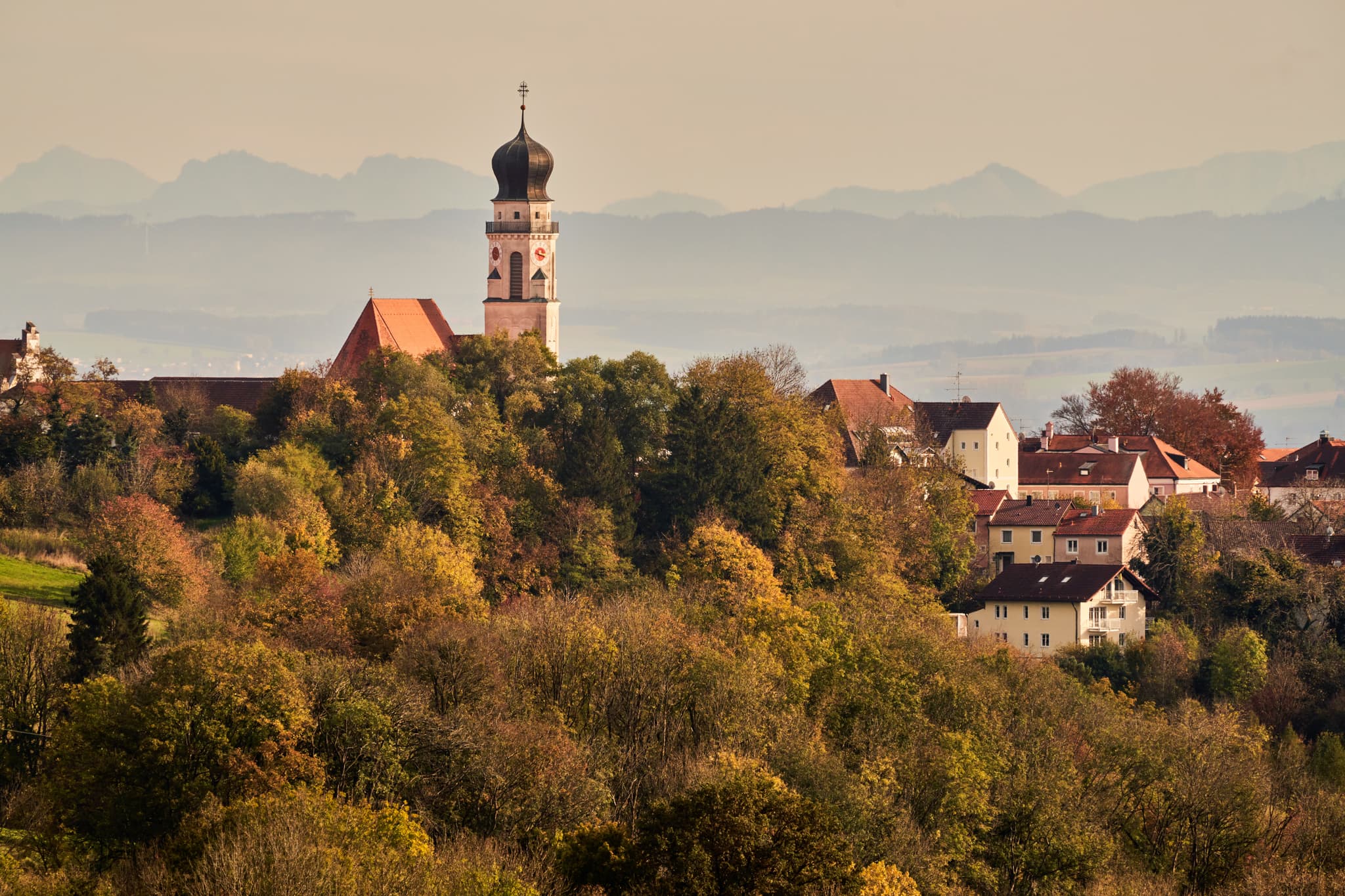 Lederbach Golfclub Herbst nach Bad Griesbach, Niederbayern - Herbstliche Ansicht des Lederbach Golfclubs in Bad Griesbach, Landkreis Passau, Niederbayern. Die Region Bäderdreieck in Deutschland ist bekannt.