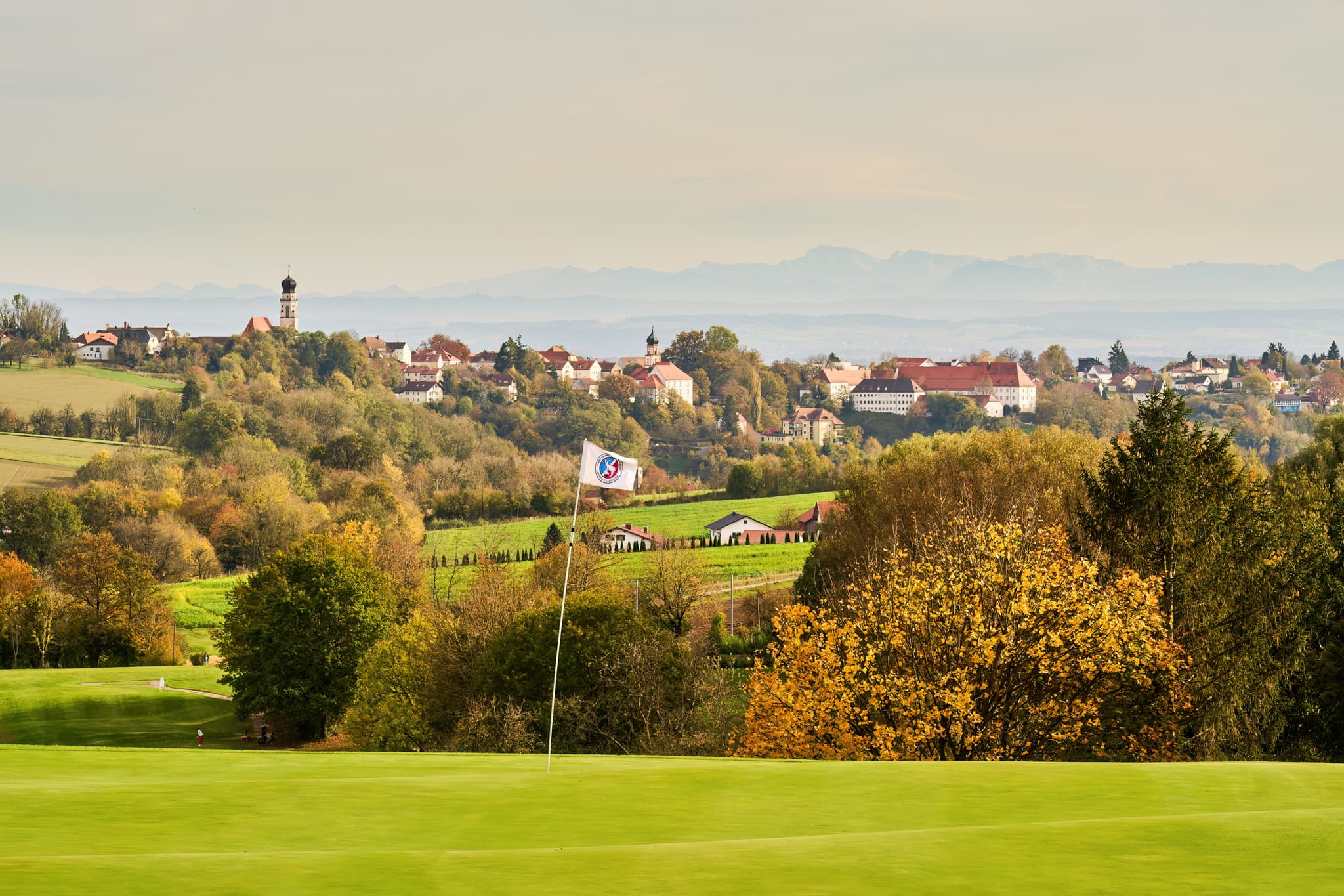 Lederbach Golfclub im Herbst, Bad Griesbach, Bäderdreieck - Herbstpanorama des Lederbach Golfclubs in Bad Griesbach, Landkreis Passau, Niederbayern. Die Bäderdreieck-Region in Deutschland von ihrer besten Seite.