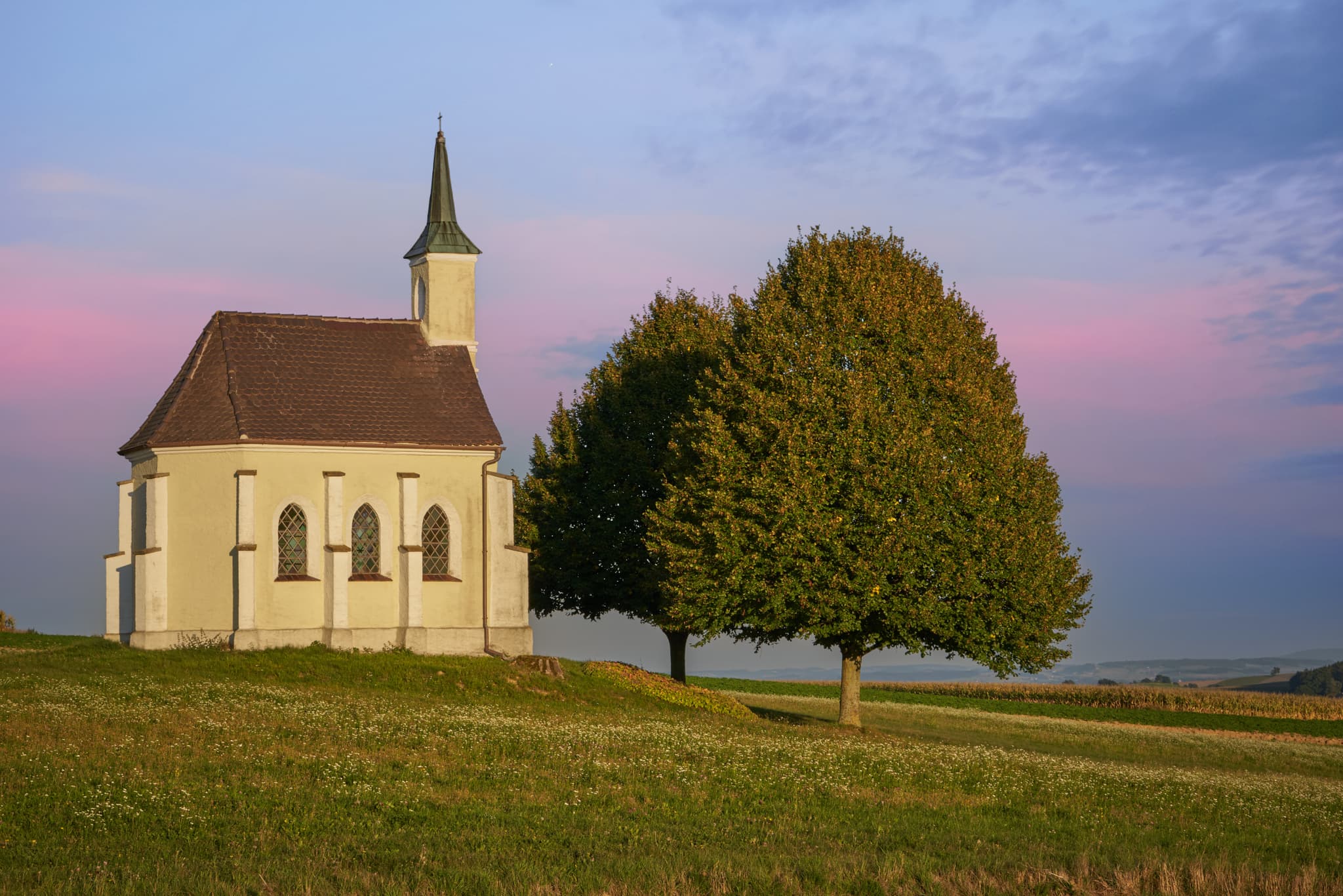 Leithenkapelle Kößlarn, Passau, Niederbayern, Bäderdreieck - Die malerische Leithenkapelle in Kößlarn, Landkreis Passau, Niederbayern, ist ein idyllisches Fotomotiv im Herzen des Bäderdreiecks in Deutschland.