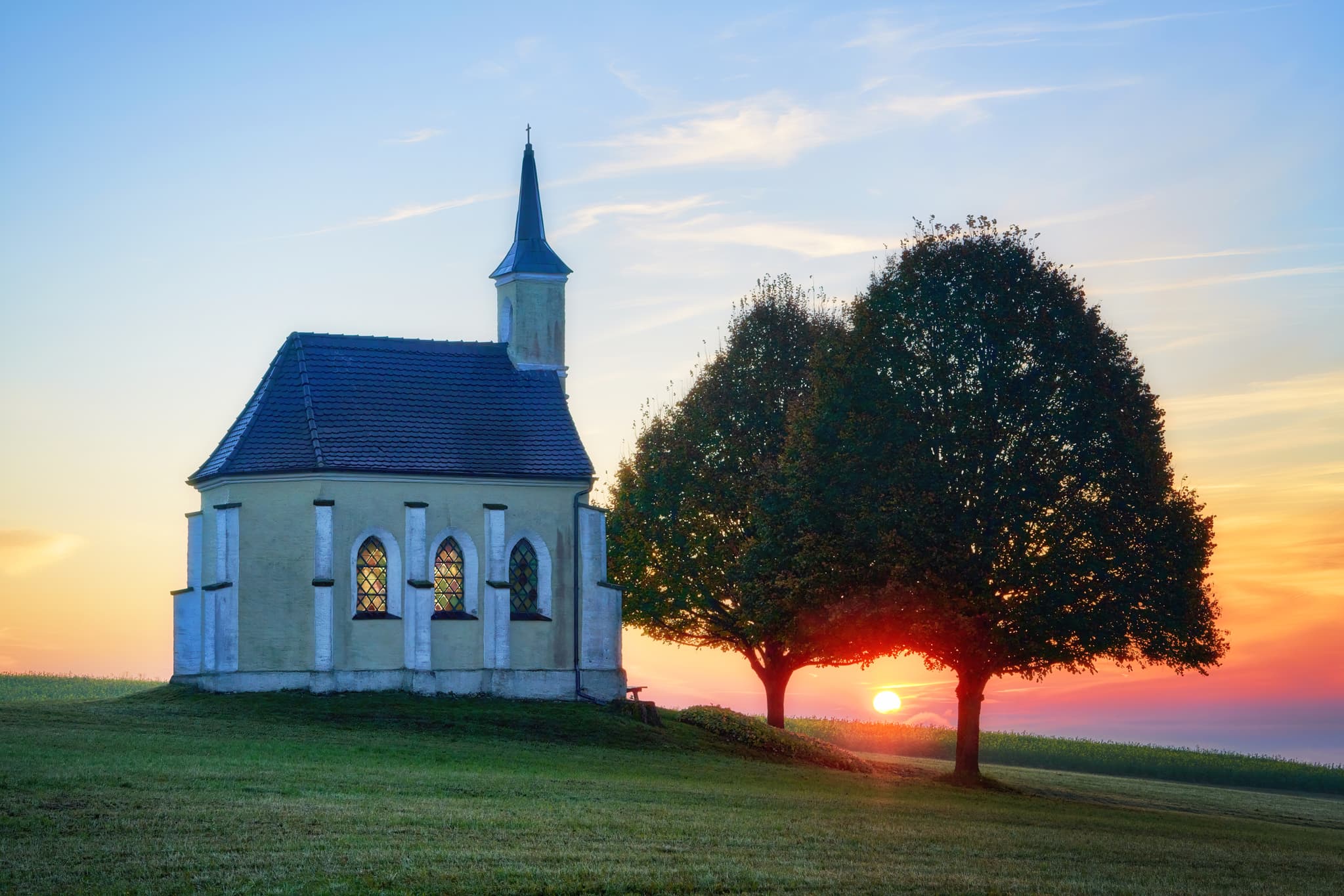 Leithenkapelle Kößlarn, Passau, Niederbayern, Bäderdreieck - Die malerische Leithenkapelle in Kößlarn, Landkreis Passau, Niederbayern, ist ein idyllisches Fotomotiv im Herzen des Bäderdreiecks in Deutschland.