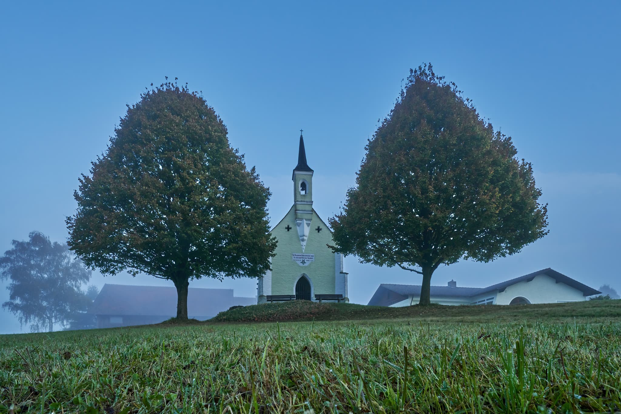Leithenkapelle Kößlarn, Passau, Niederbayern, Bäderdreieck - Die malerische Leithenkapelle in Kößlarn, Landkreis Passau, Niederbayern, ist ein idyllisches Fotomotiv im Herzen des Bäderdreiecks in Deutschland.