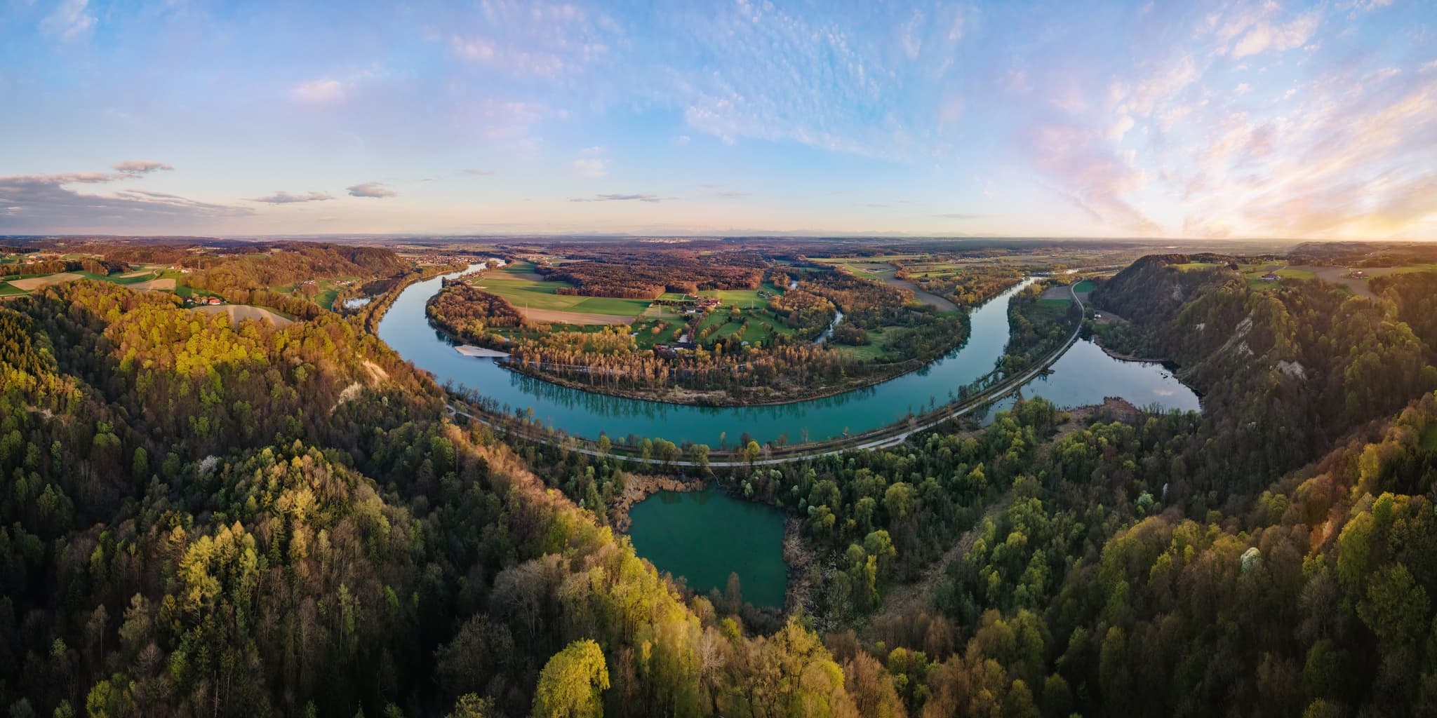 Leonberg Aussicht, Marktl, Landkreis Altötting, Inn-Salzach - Luftbild Panoramaaufnahme mit Inn und Altwasser bei Leonberg im Landkreis Altötting, Oberbayern, Region Inn-Salzach, Deutschland.