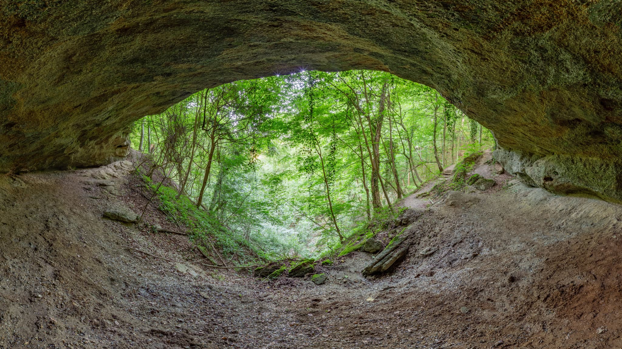 Leonberg Bärenhöhle Marktl, Altötting, Oberbayern - Die Leonberg Bärenhöhle in Marktl, Landkreis Altötting, ist eine faszinierende Natursehenswürdigkeit in der Region Inn-Salzach, Oberbayern, Deutschland.