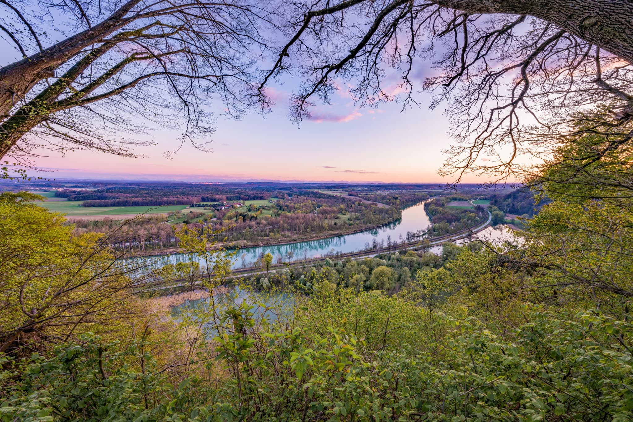 Leonberger Aussicht, Marktl am Inn, Altötting, Oberbayern - Panoramablick über die Flusslandschaft bei Leonberg, Marktl, Landkreis Altötting, Oberbayern. Weite Aussicht in der Region Inn-Salzach, Deutschland.