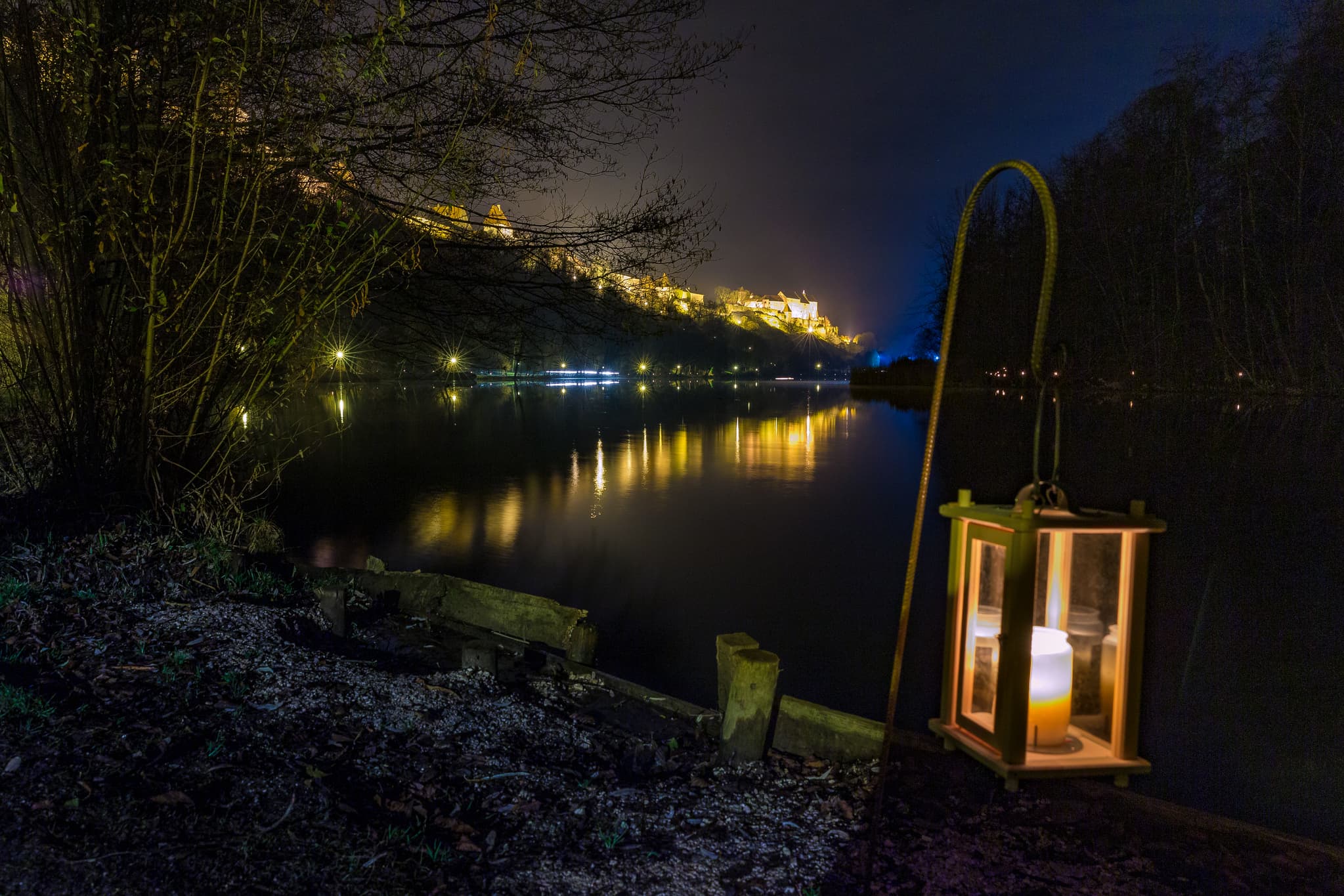 Licherweg Wöhrsee, Burghausen, Altötting, Oberbayern - Nachtaufnahme am Licherweg in Burghausen, Landkreis Altötting, Oberbayern, Inn-Salzach. Jährliches Event um die Weihnachtszeit.