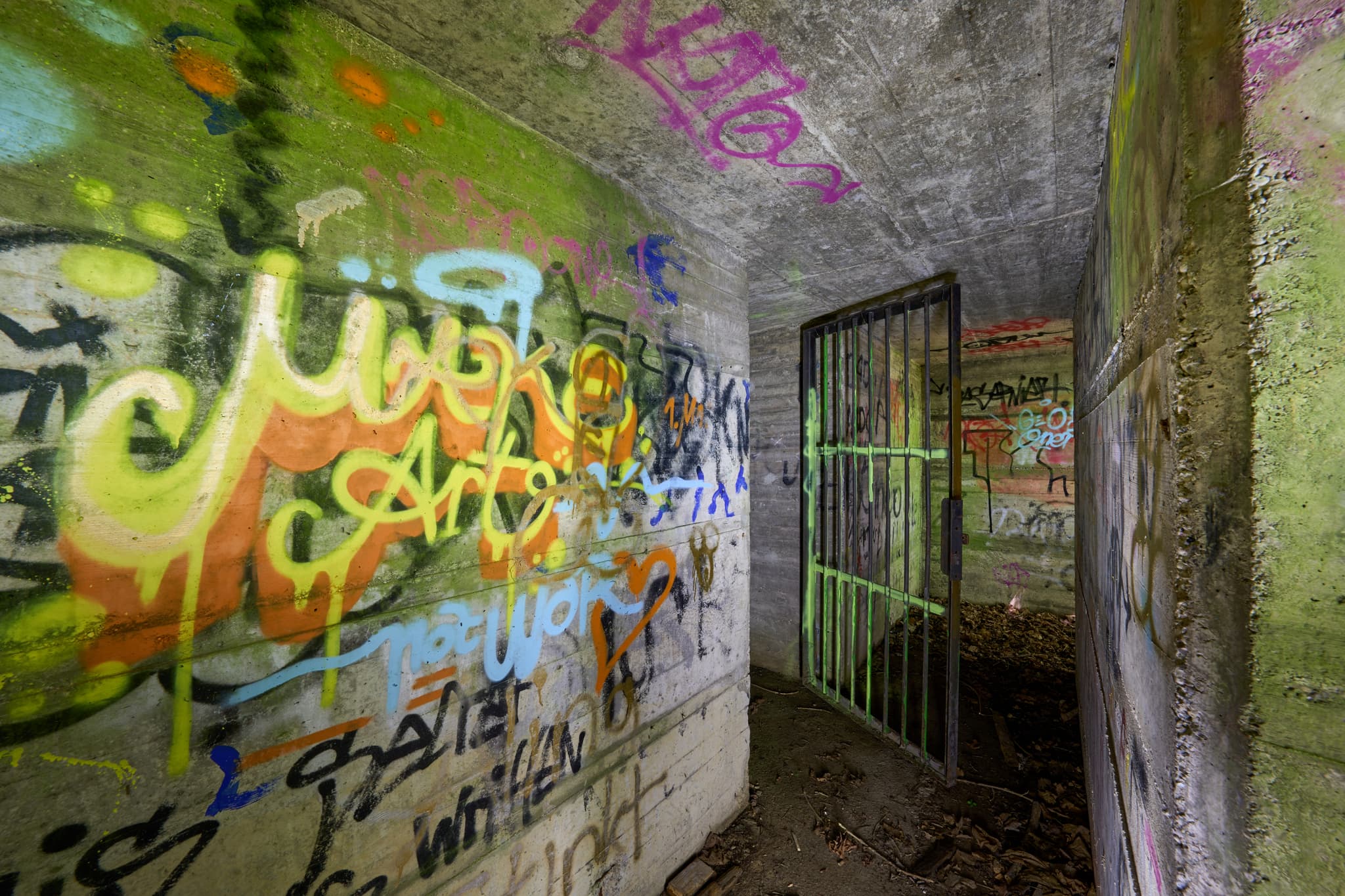 Lightpainting Ecksberg Bunkergang, Mühldorf, Inn-Salzach - Lightpainting Bunkergang Ecksberg, Mühldorf. Mühldorf am Inn, Oberbayern, Inn-Salzach, Deutschland. Lost Place mit Graffiti, Betonwänden, Gittertür. Wirkung.
