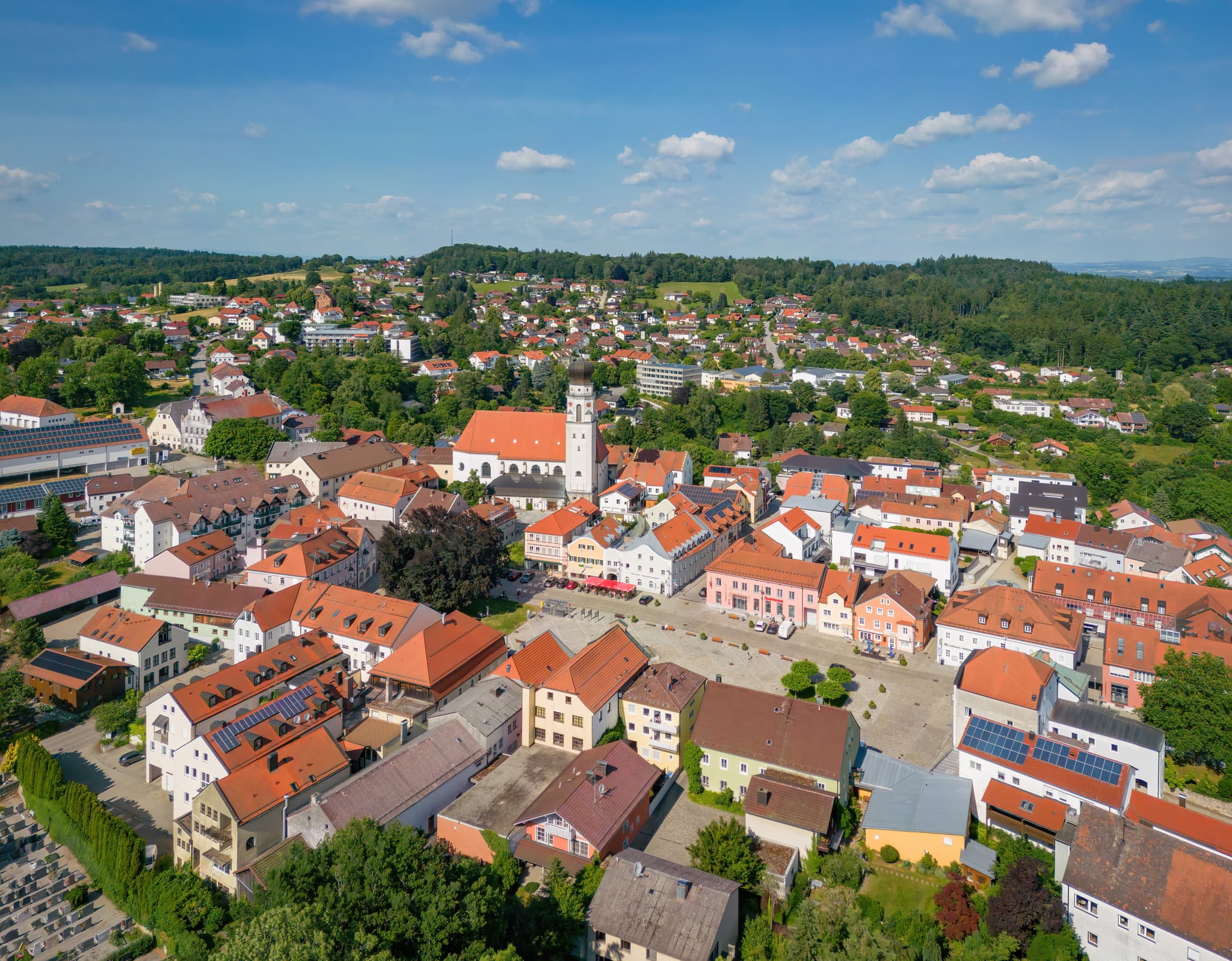 Luftaufnahme Bad Griesbach Stadtplatz, Passau, Niederbayern - Detaillierte Luftaufnahme des malerischen Stadtplatzes in Bad Griesbach, Landkreis Passau, Niederbayern, Deutschland.