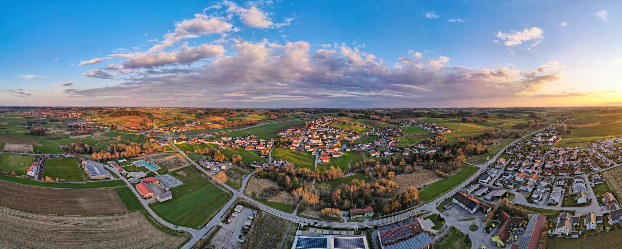 Luftaufnahme Mitterskirchen, Niederbayern: Panoramablick - Panorama von Mitterskirchen in Niederbayern, Rottal-Inn, Deutschland. Sportpark, Industriegebiet, Siedlung