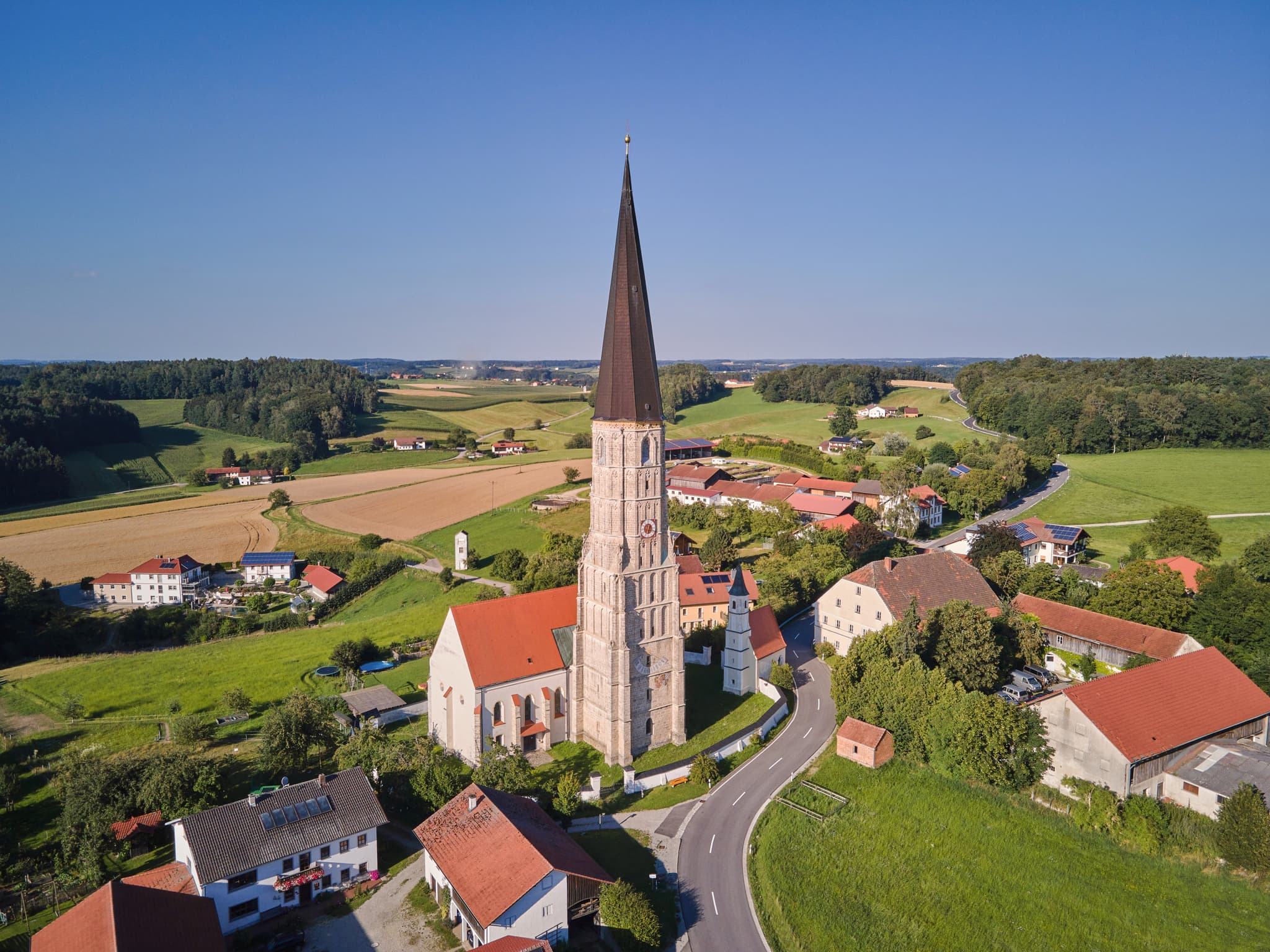 Luftaufnahme Schildthurn, PAN, Niederbayern, Holzland - Luftaufnahme von Schildthurn in Zeilarn, Landkreis Rottal-Inn, Niederbayern, Deutschland. Zeigt die Kirche umgeben von Feldern, Wäldern und ländlichen Gebäuden.