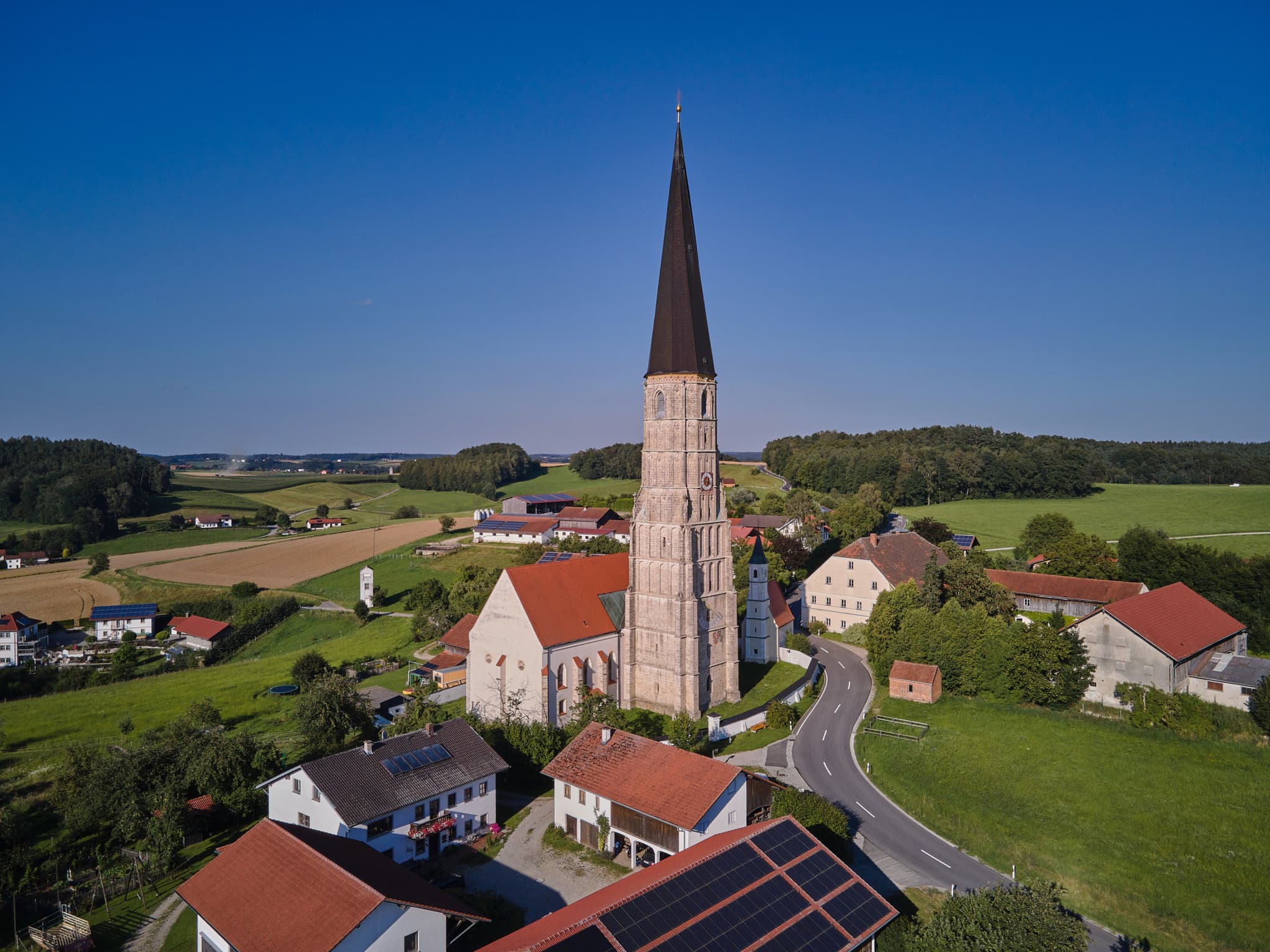 Luftaufnahme Schildthurn, Pottal-Inn, Niederbayern, Holzland - Luftaufnahme Schildthurn, Zeilarn, Rottal-Inn. Die imposante Kirche inmitten ländlicher Natur mit Feldern und Wäldern im Holzland, Niederbayern, Deutschland.