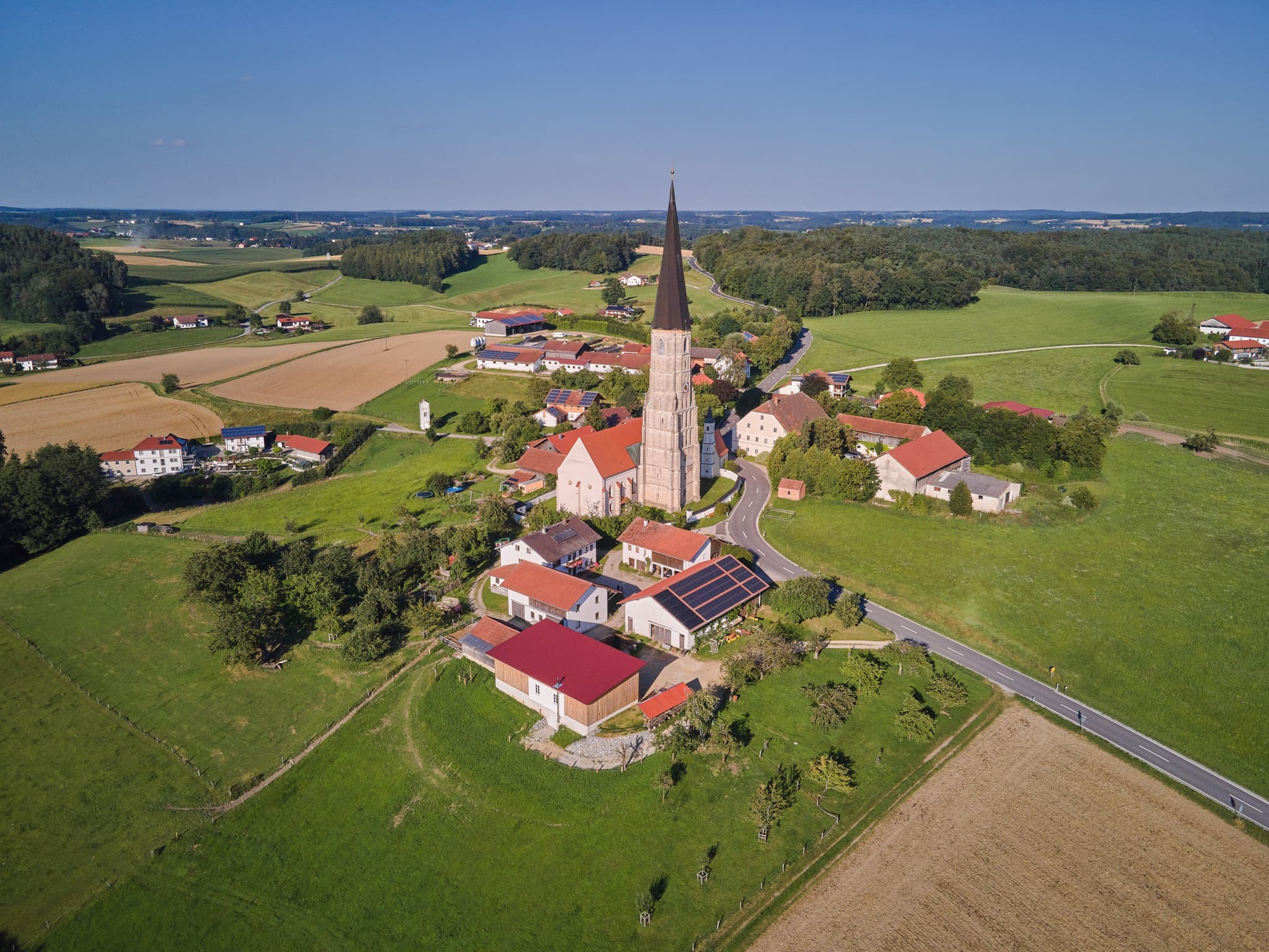 Luftaufnahme Schildthurn, Rottal-Inn, Niederbayern, Holzland - Luftaufnahme des Ortes Schildthurn in der Gemeinde Zeilarn, Landkreis Rottal-Inn, Niederbayern. Zeigt die Kirche und umliegende Natur im Holzland, Deutschland.