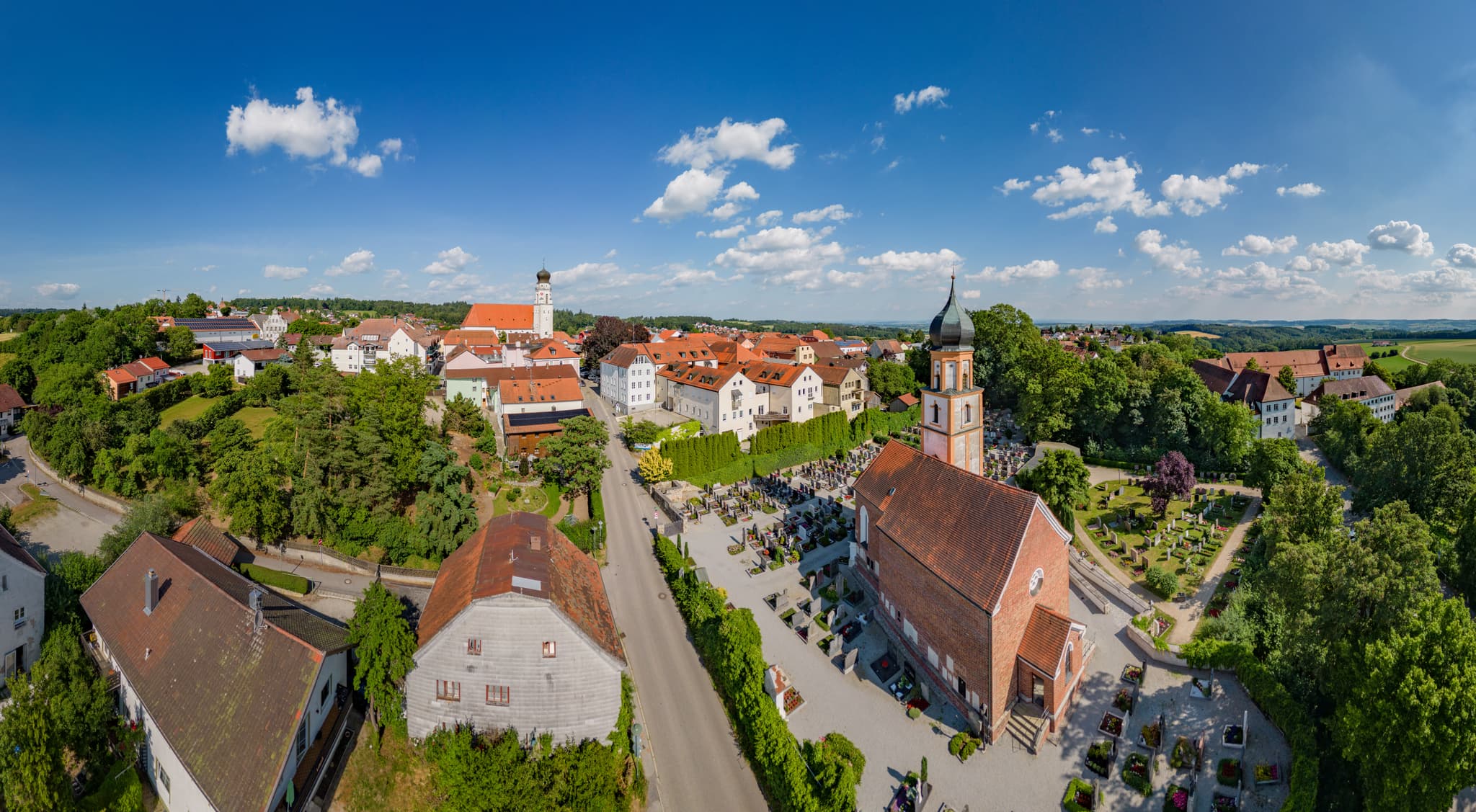 Luftaufnahme Stadtplatz Bad Griesbach, Passau, Niederbayern - Detailreiche Luftaufnahme des Stadtplatzes in Bad Griesbach im Rottal. Eine charmante Kleinstadt im Landkreis Passau, Niederbayern, Deutschland, Bäderdreieck.