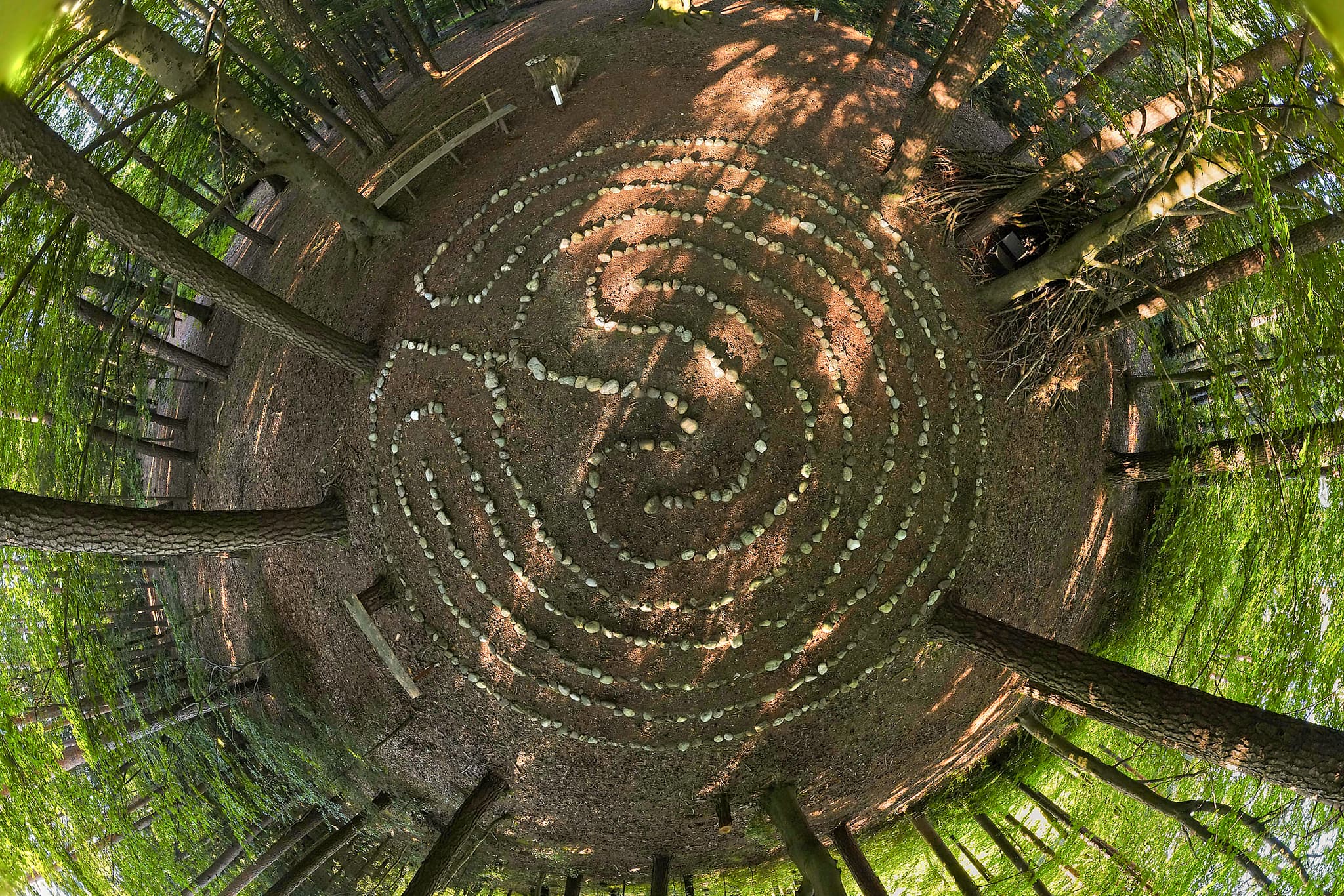 Luftaufnahme Steinlabyrinth Schildthurn, Niederbayern - Steinlabyrinth im Wald nahe Schildthurn, Zeilarn, Landkreis Rottal-Inn. Eine beeindruckende Anlage in der Region Holzland, Niederbayern, Deutschland.