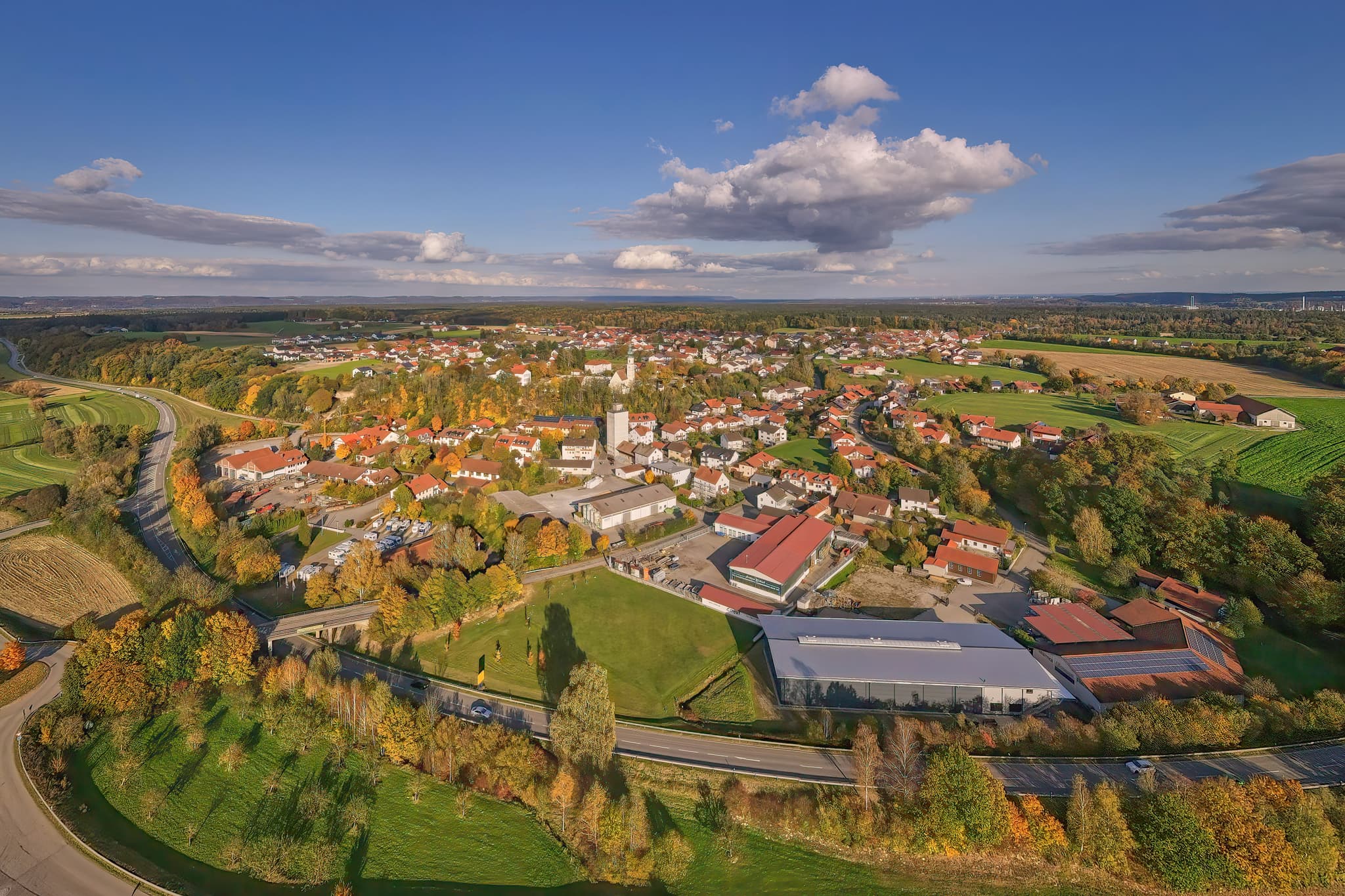 Luftaufnahme von Kastl, Landkreis Altötting, Oberbayern - Kastl, Landkreis Altötting, Oberbayern, Deutschland. Luftaufnahme des Ortes in der Region Inn-Salzach, umgeben von herbstlicher Landschaft.