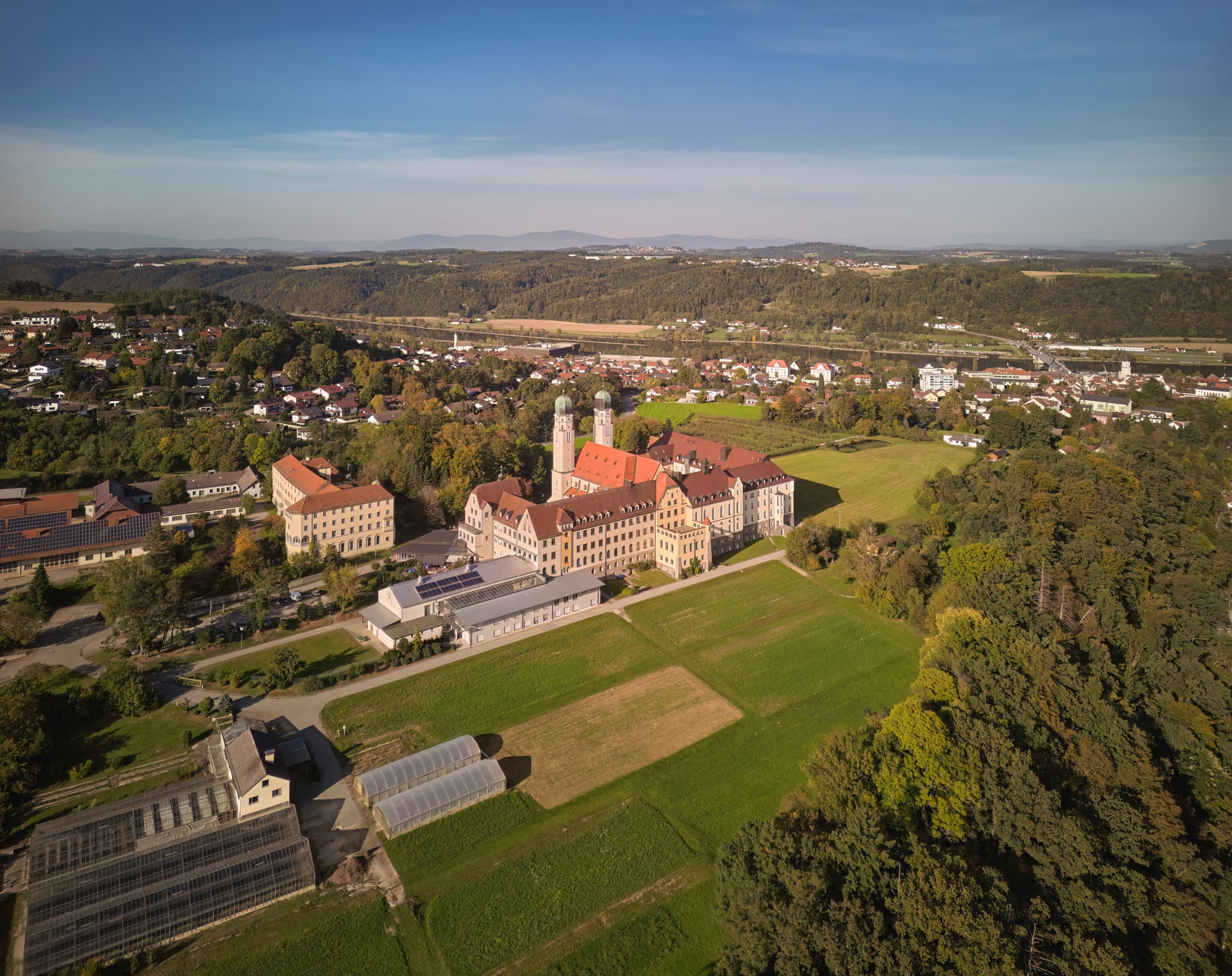 Luftbild Abtei Kloster Schweiklberg, Passau, Niederbayern - Luftansicht Abtei Kloster Schweiklberg, Vilshofen, Landkreis Passau, Niederbayern. Teil der Donau-Wald Region, umgeben von Wald und Feldern.