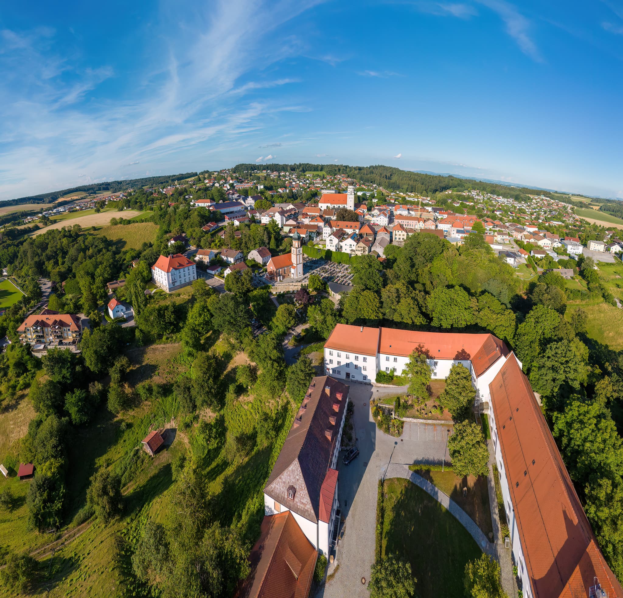 Luftbild Bad Griesbach i. Rottal, Passau, Niederbayern - Panoramisches Luftbild von Bad Griesbach im Rottal, Landkreis Passau, Niederbayern. Die Kurstadt im Bäderdreieck Deutschlands zeigt ihre reizvolle Landschaft.