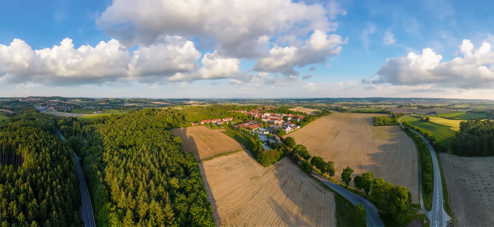 Luftbild Bad Griesbach, Landkreis Passau, Bäderdreieck - Luftbild der Therme Bad Griesbach mit umliegender Stadt und Straßen. Landkreis Passau, Niederbayern, Deutschland, Bäderdreieck-Region.