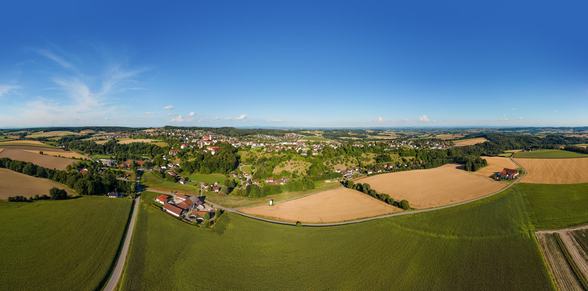 Luftbild Bad Griesbach, Passau, Niederbayern, Bäderdreieck - Luftbild der Stadt Bad Griesbach im Rottal, Landkreis Passau, Niederbayern. Die Aufnahme zeigt die weite Landschaft des Bäderdreiecks in Deutschland.