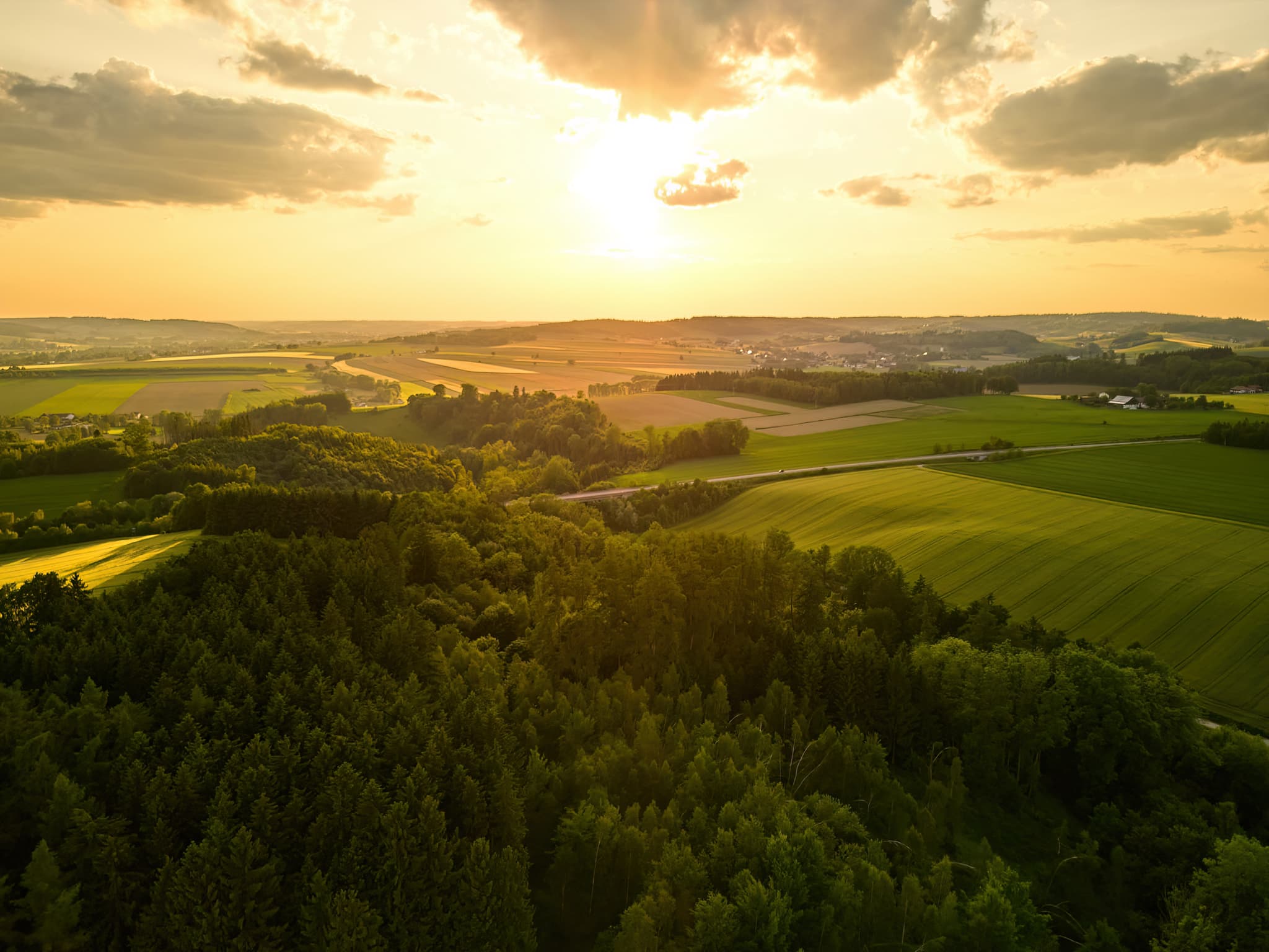 Luftbild Bad Griesbach, Passau, Niederbayern, Bäderdreieck - Malerisches Luftbild der Bayerischen Toskana, Bad Griesbach, Passauer Land, Niederbayern. Sanfte Hügel, grüne Felder, Wälder und eine Straße im goldenen Licht.